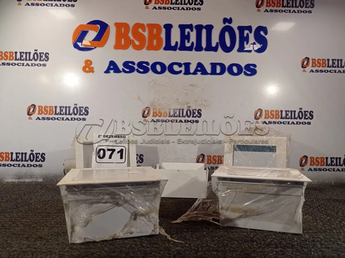 LOTE 071 - 04 LUMINÁRIAS DE EMBUTIR. (NO ESTADO) ATENÇÃO! FAZER A VISITAÇÃO ANTES DE ARREMATAR, NÃO SABEMOS SE FUNCIONA. LEILÃO NÃO TEM GARANTIA E NEM DEVOLUÇÃO, SUJEITO A POSSÍVEIS AVARIAS VISÍVEIS/OCULTAS E/OU AUSÊNCIA DE COMPONENTES.