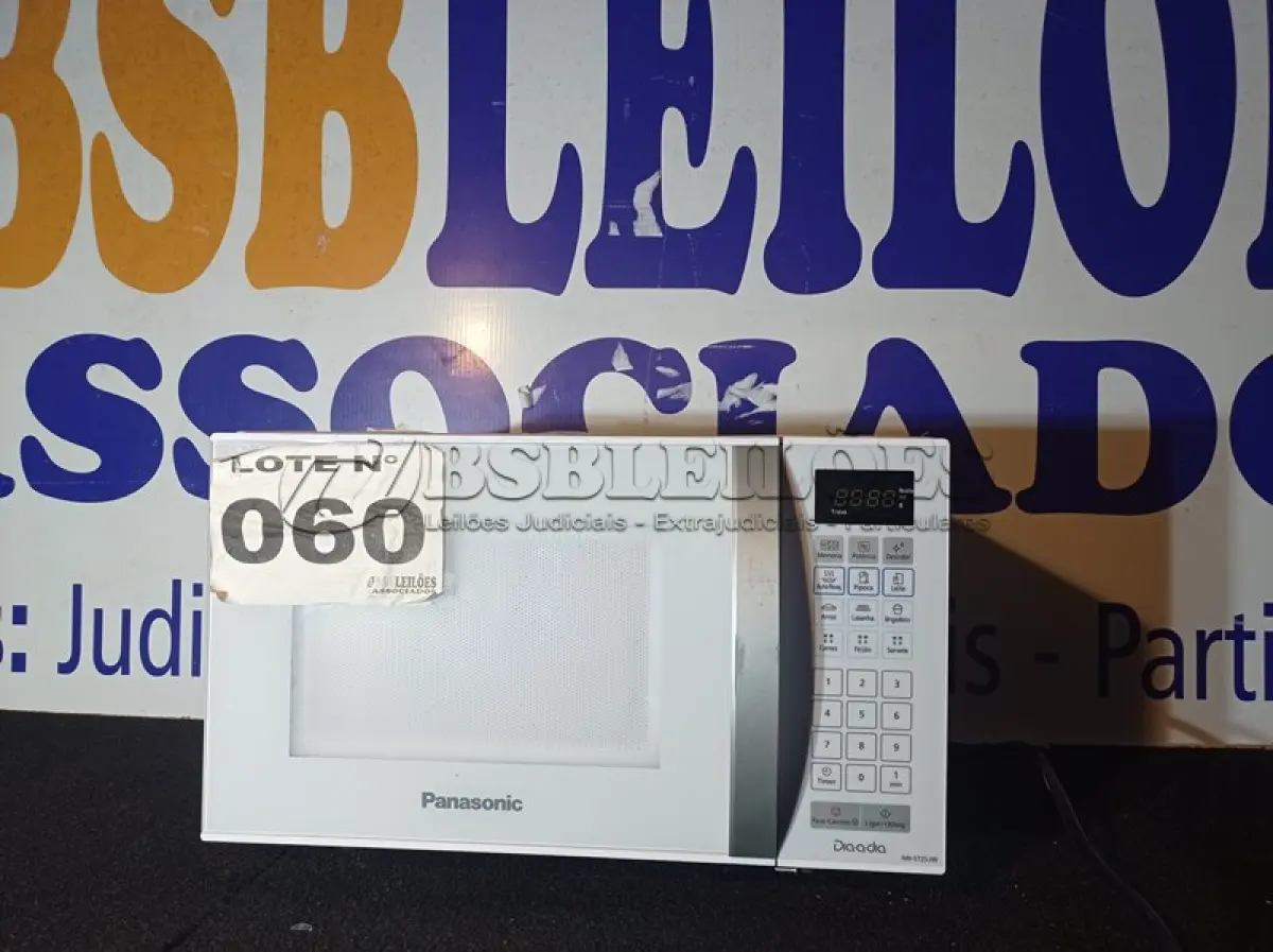 LOTE 060 - 01 - MICRO-ONDAS PANASONIC 21 LITROS 110VOLTS (NO ESTADO, NÃO SABEMOS SE FUNCIONA. LEILÃO NÃO TEM GARANTIA E NEM DEVOLUÇÃO, SUJEITO A POSSÍVEIS AVARIAS VISÍVEIS/OCULTAS E/OU AUSÊNCIA DE COMPONENTES)