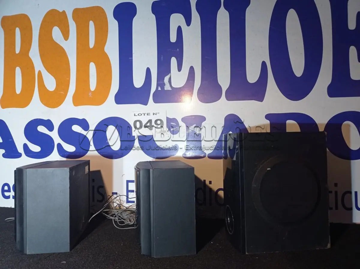 LOTE 049 - 03 – CAIXAS DE SOM (NO ESTADO, NÃO SABEMOS SE FUNCIONA. LEILÃO NÃO TEM GARANTIA E NEM DEVOLUÇÃO, SUJEITO A POSSÍVEIS AVARIAS VISÍVEIS/OCULTAS E/OU AUSÊNCIA DE COMPONENTES)