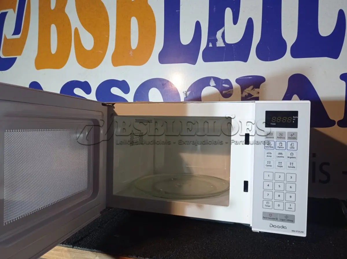 LOTE 060 - 01 - MICRO-ONDAS PANASONIC 21 LITROS 110VOLTS (NO ESTADO, NÃO SABEMOS SE FUNCIONA. LEILÃO NÃO TEM GARANTIA E NEM DEVOLUÇÃO, SUJEITO A POSSÍVEIS AVARIAS VISÍVEIS/OCULTAS E/OU AUSÊNCIA DE COMPONENTES)