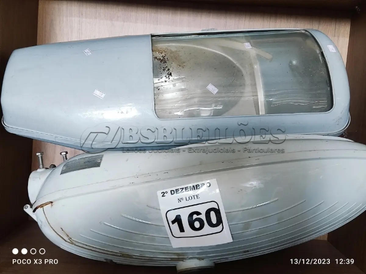 LOTE 160 - 02 LUMINÁRIAS DE PÁTIO. (NO ESTADO) ATENÇÃO! FAZER A VISITAÇÃO ANTES DE ARREMATAR, NÃO SABEMOS SE FUNCIONA. LEILÃO NÃO TEM GARANTIA E NEM DEVOLUÇÃO, SUJEITO A POSSÍVEIS AVARIAS VISÍVEIS/OCULTAS E/OU AUSÊNCIA DE COMPONENTES.