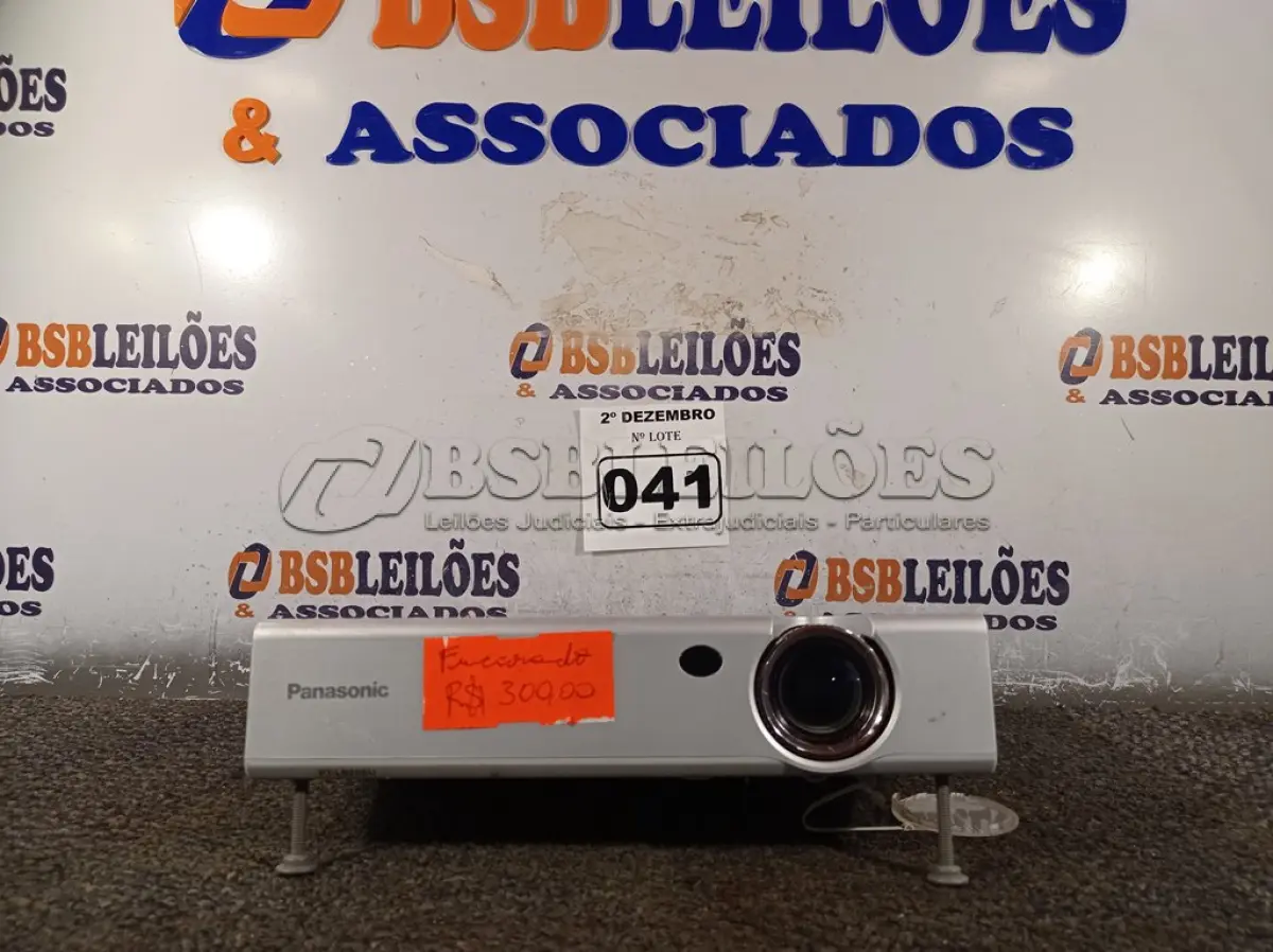 LOTE 041 - 01 PROJETOR MULTIMIDIA MARCA PANASONIC BIVOLT. (NO ESTADO) ATENÇÃO! FAZER A VISITAÇÃO ANTES DE ARREMATAR, NÃO SABEMOS SE FUNCIONA. LEILÃO NÃO TEM GARANTIA E NEM DEVOLUÇÃO, SUJEITO A POSSÍVEIS AVARIAS VISÍVEIS/OCULTAS E/OU AUSÊNCIA DE COMPONENTES.