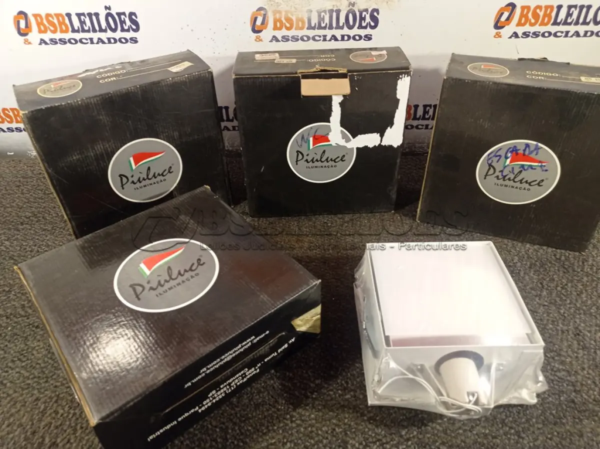 LOTE 075 - 04 LUMINÁRIAS DE EMBUTIR. (NO ESTADO) ATENÇÃO! FAZER A VISITAÇÃO ANTES DE ARREMATAR, NÃO SABEMOS SE FUNCIONA. LEILÃO NÃO TEM GARANTIA E NEM DEVOLUÇÃO, SUJEITO A POSSÍVEIS AVARIAS VISÍVEIS/OCULTAS E/OU AUSÊNCIA DE COMPONENTES.