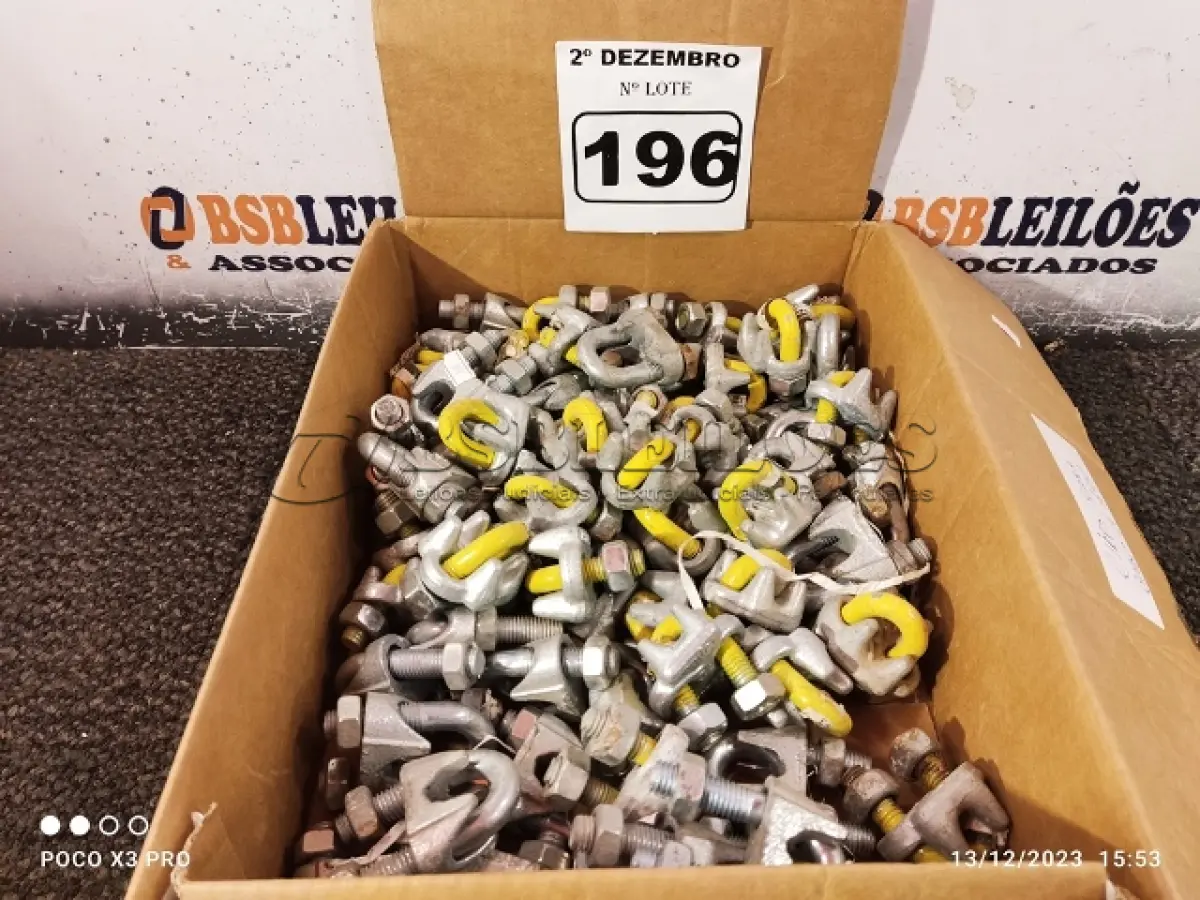 LOTE 196 - 01 LOTE COM VÁRIOS CLIPS PARA CABO DE AÇO 3/8”. (NO ESTADO) ATENÇÃO! FAZER A VISITAÇÃO ANTES DE ARREMATAR, NÃO SABEMOS SE FUNCIONA. LEILÃO NÃO TEM GARANTIA E NEM DEVOLUÇÃO, SUJEITO A POSSÍVEIS AVARIAS VISÍVEIS/OCULTAS E/OU AUSÊNCIA DE COMPONENTES.