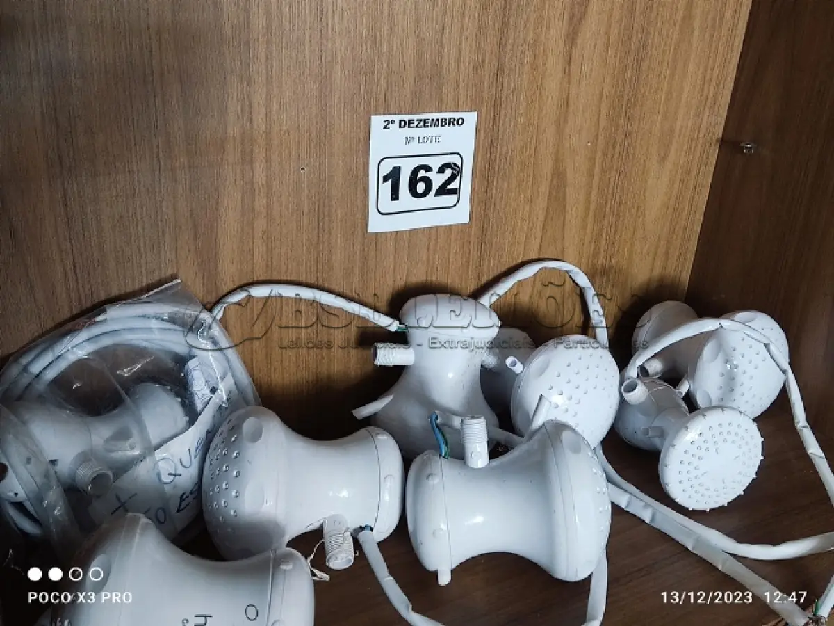 LOTE 162 - 08 CHUVEIROS ELÉTRICOS MARCAS E MODELOS DIVERSOS. (NO ESTADO) ATENÇÃO! FAZER A VISITAÇÃO ANTES DE ARREMATAR, NÃO SABEMOS SE FUNCIONA. LEILÃO NÃO TEM GARANTIA E NEM DEVOLUÇÃO, SUJEITO A POSSÍVEIS AVARIAS VISÍVEIS/OCULTAS E/OU AUSÊNCIA DE COMPONENTES.