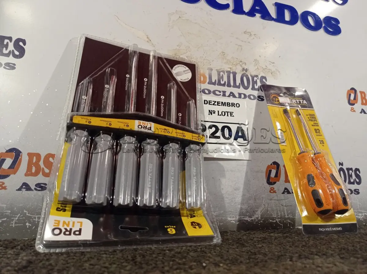 LOTE 220 - 02 KIT’S DE CHAVES FENDA/PHILIPS 06/02 PEÇAS. (NO ESTADO) ATENÇÃO! FAZER A VISITAÇÃO ANTES DE ARREMATAR, NÃO SABEMOS SE FUNCIONA. LEILÃO NÃO TEM GARANTIA E NEM DEVOLUÇÃO, SUJEITO A POSSÍVEIS AVARIAS VISÍVEIS/OCULTAS E/OU AUSÊNCIA DE COMPONENTES.