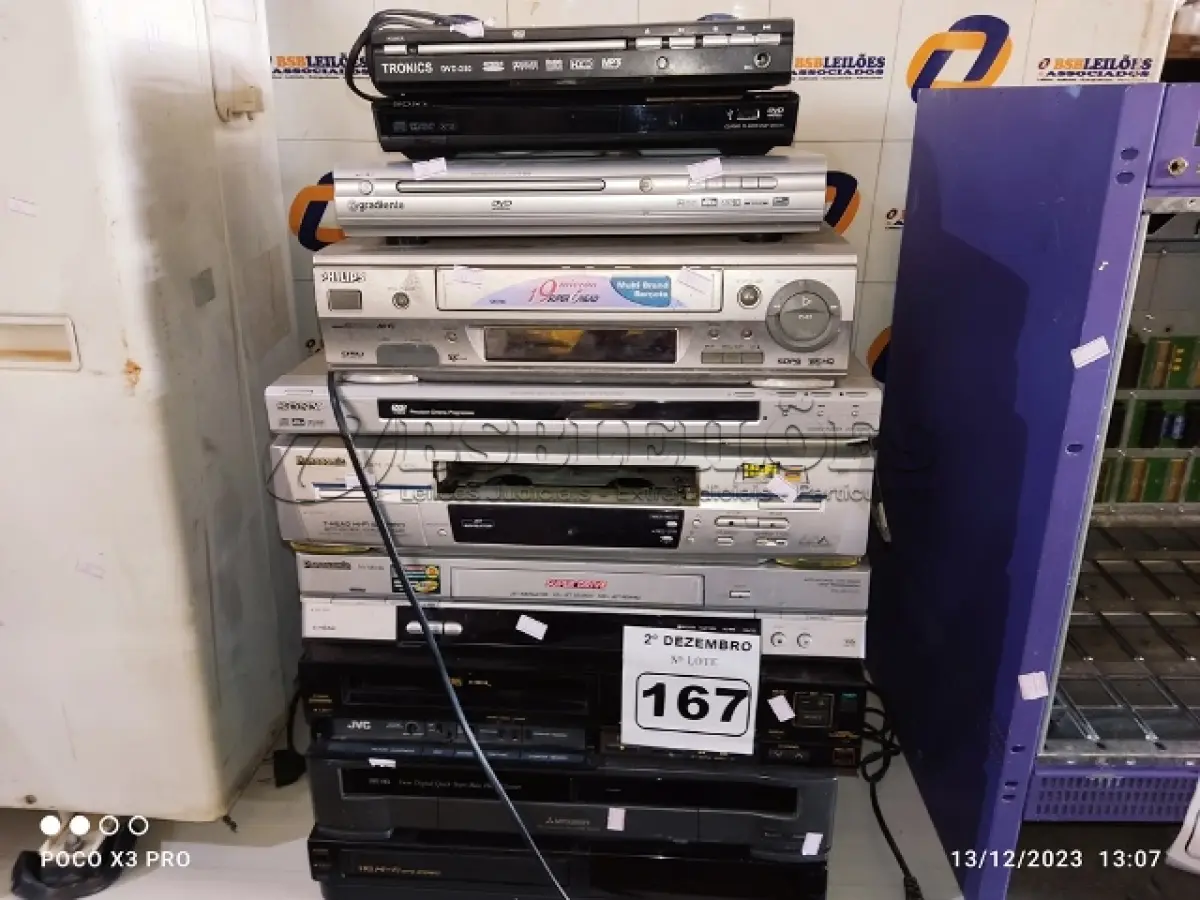 LOTE 167 - 06 VIDEOCASSETES E 04 APARELHOS DE DVD MARCAS E MODELOS DIVERSOS. (NO ESTADO) ATENÇÃO! FAZER A VISITAÇÃO ANTES DE ARREMATAR, NÃO SABEMOS SE FUNCIONA. LEILÃO NÃO TEM GARANTIA E NEM DEVOLUÇÃO, SUJEITO A POSSÍVEIS AVARIAS VISÍVEIS/OCULTAS E/OU AUSÊNCIA DE COMPONENTES.