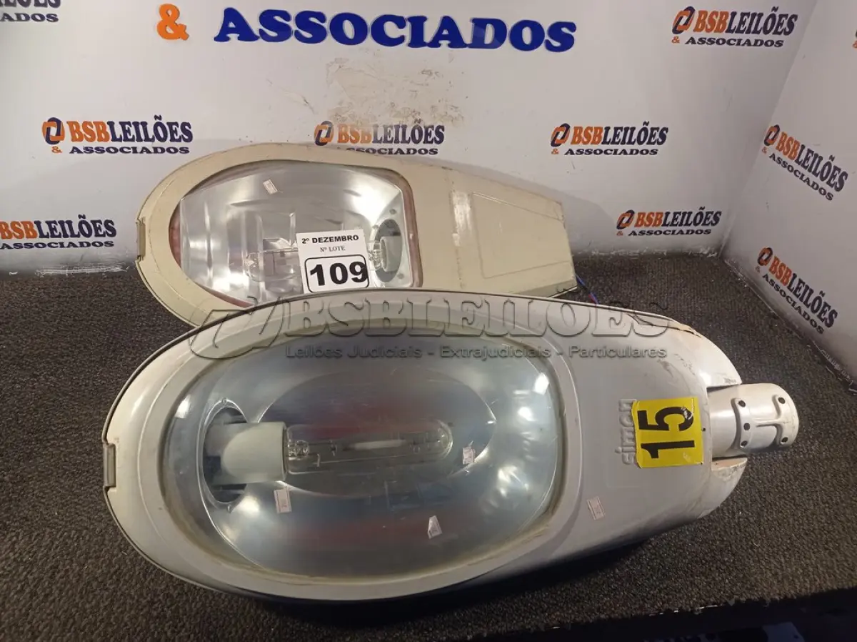 LOTE 109 - 02 LUMINÁRIAS DE PÁTIO. (NO ESTADO) ATENÇÃO! FAZER A VISITAÇÃO ANTES DE ARREMATAR, NÃO SABEMOS SE FUNCIONA. LEILÃO NÃO TEM GARANTIA E NEM DEVOLUÇÃO, SUJEITO A POSSÍVEIS AVARIAS VISÍVEIS/OCULTAS E/OU AUSÊNCIA DE COMPONENTES.