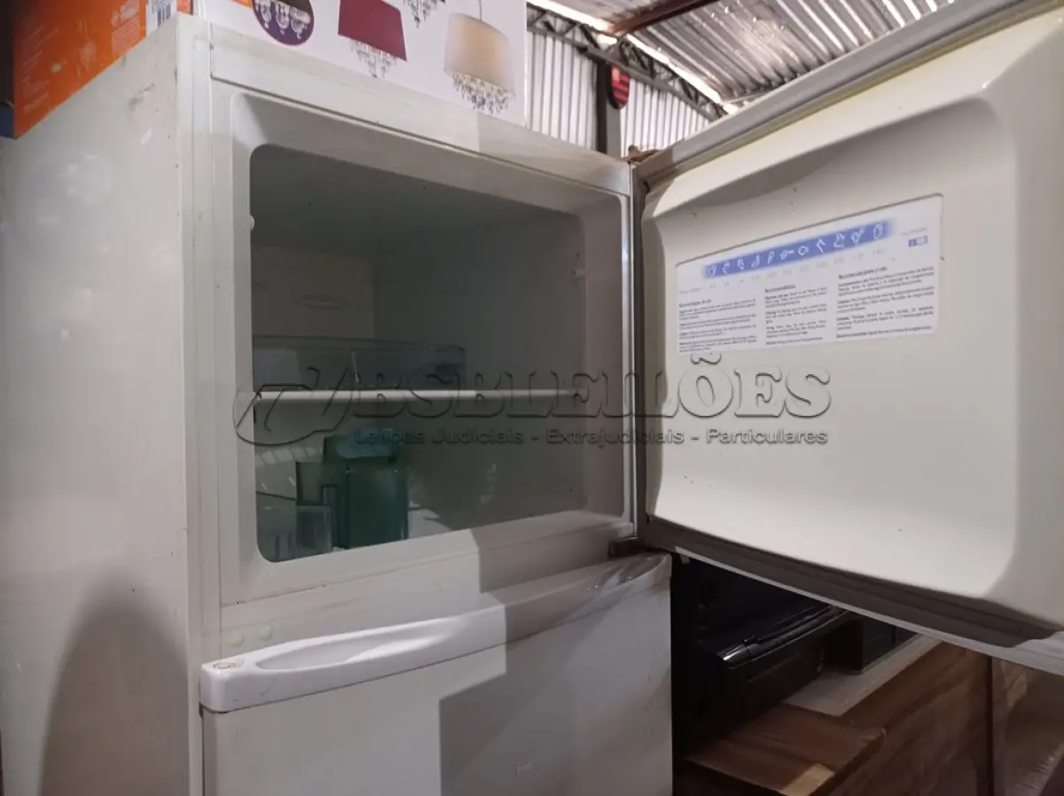 LOTE 079 - 01 GELADEIRA MARCA ELECTROLUX 220V. (NO ESTADO) ATENÇÃO! FAZER A VISITAÇÃO ANTES DE ARREMATAR, NÃO SABEMOS SE FUNCIONA. LEILÃO NÃO TEM GARANTIA E NEM DEVOLUÇÃO, SUJEITO A POSSÍVEIS AVARIAS VISÍVEIS/OCULTAS E/OU AUSÊNCIA DE COMPONENTES.