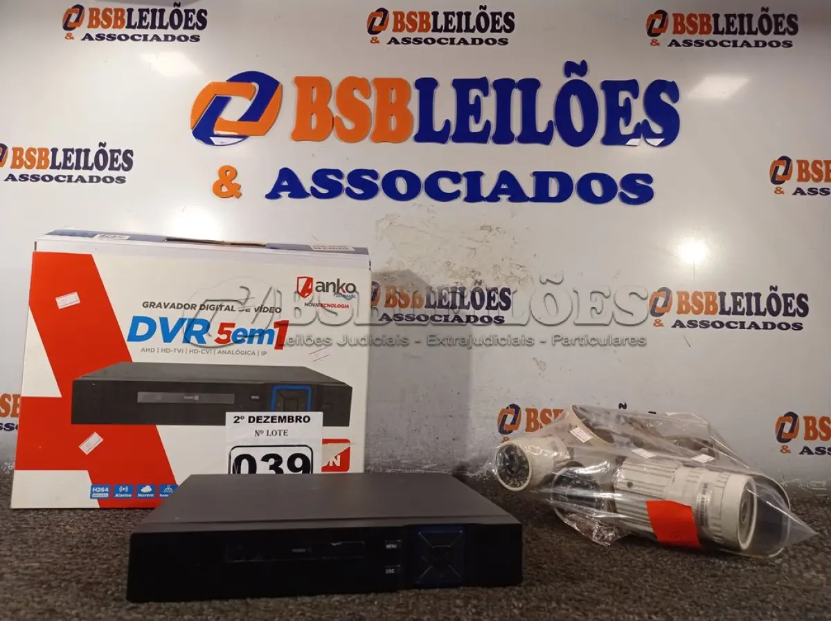 LOTE 039 - 01 DVR E 03 CÂMERAS DE SEGURANÇA. (NO ESTADO) ATENÇÃO! FAZER A VISITAÇÃO ANTES DE ARREMATAR, NÃO SABEMOS SE FUNCIONA. LEILÃO NÃO TEM GARANTIA E NEM DEVOLUÇÃO, SUJEITO A POSSÍVEIS AVARIAS VISÍVEIS/OCULTAS E/OU AUSÊNCIA DE COMPONENTES.