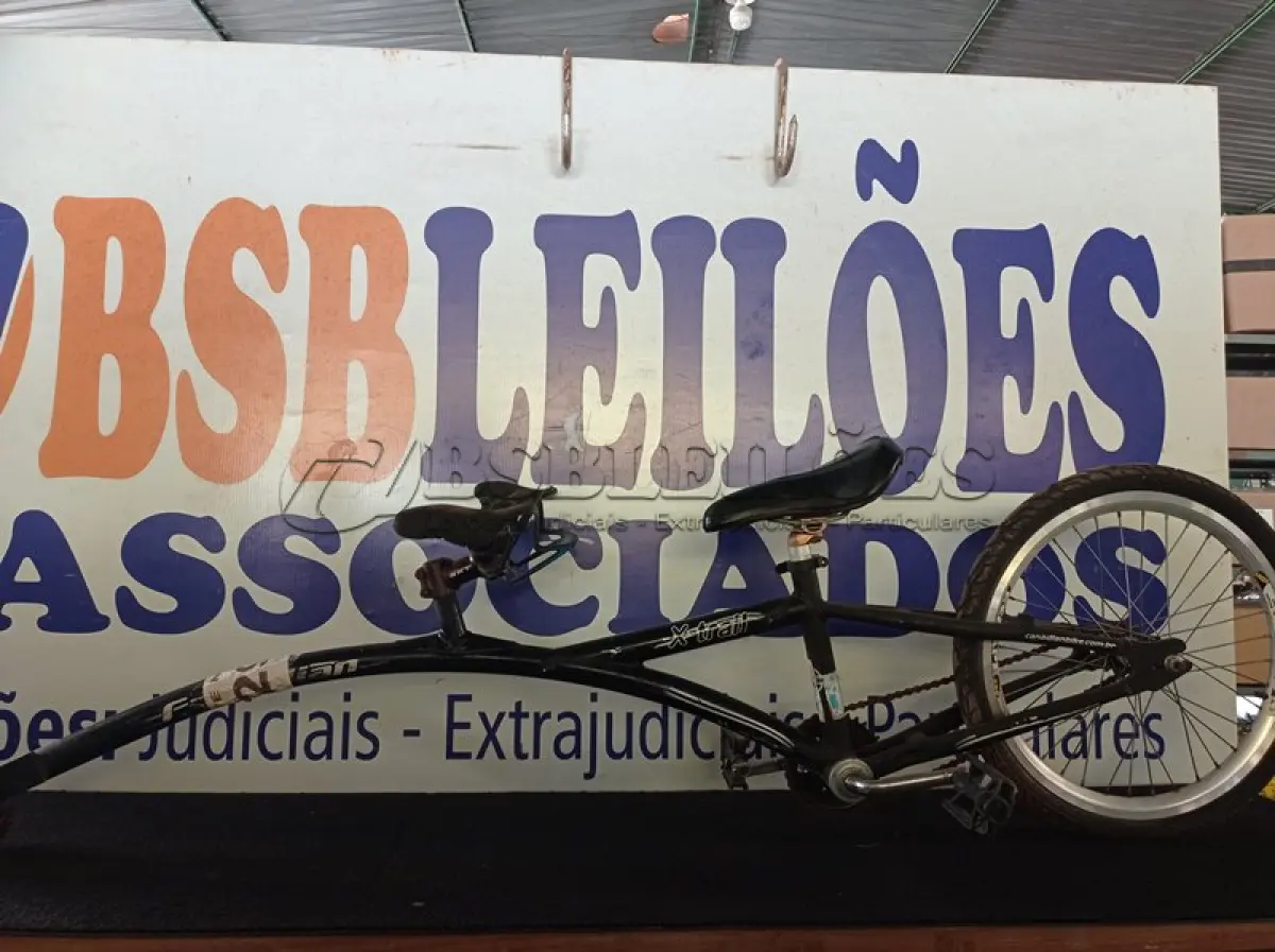 LOTE 029 - 01 - REBOQUE BICICLETA CANADIAN X TRAIL QUADRO DE ALUMÍNIO (NO ESTADO, NÃO SABEMOS SE FUNCIONA. LEILÃO NÃO TEM GARANTIA E NEM DEVOLUÇÃO, SUJEITO A POSSÍVEIS AVARIAS VISÍVEIS/OCULTAS E/OU AUSÊNCIA DE COMPONENTES)