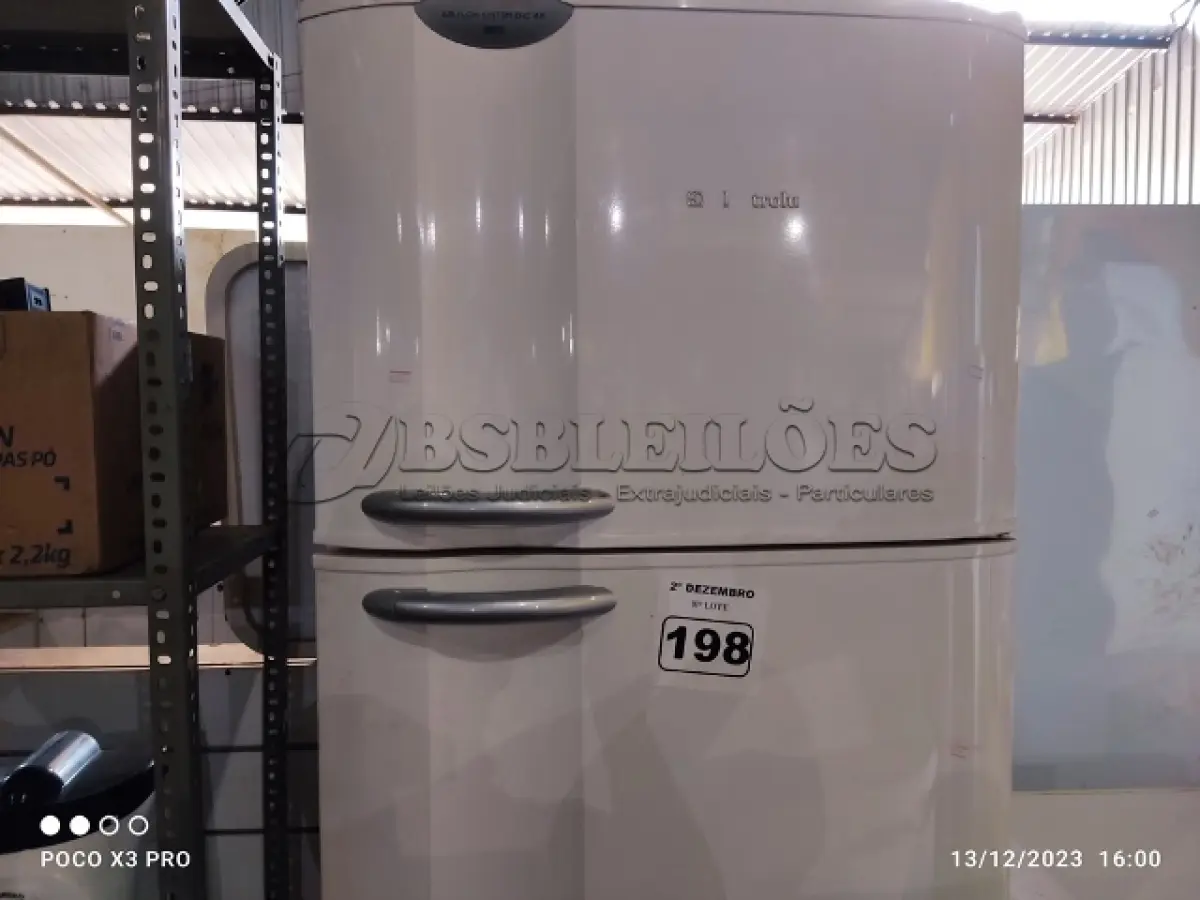 LOTE 198 - 01 GELADEIRA MARCA ELECTROLUX 220V. (NO ESTADO) ATENÇÃO! FAZER A VISITAÇÃO ANTES DE ARREMATAR, NÃO SABEMOS SE FUNCIONA. LEILÃO NÃO TEM GARANTIA E NEM DEVOLUÇÃO, SUJEITO A POSSÍVEIS AVARIAS VISÍVEIS/OCULTAS E/OU AUSÊNCIA DE COMPONENTES.