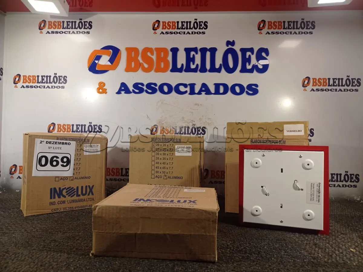 LOTE 069 - 04 PLAFONS DE SOBREPOR 20X20 INCOLUSTRE (NO ESTADO) ATENÇÃO! FAZER A VISITAÇÃO ANTES DE ARREMATAR, NÃO SABEMOS SE FUNCIONA. LEILÃO NÃO TEM GARANTIA E NEM DEVOLUÇÃO, SUJEITO A POSSÍVEIS AVARIAS VISÍVEIS/OCULTAS E/OU AUSÊNCIA DE COMPONENTES.