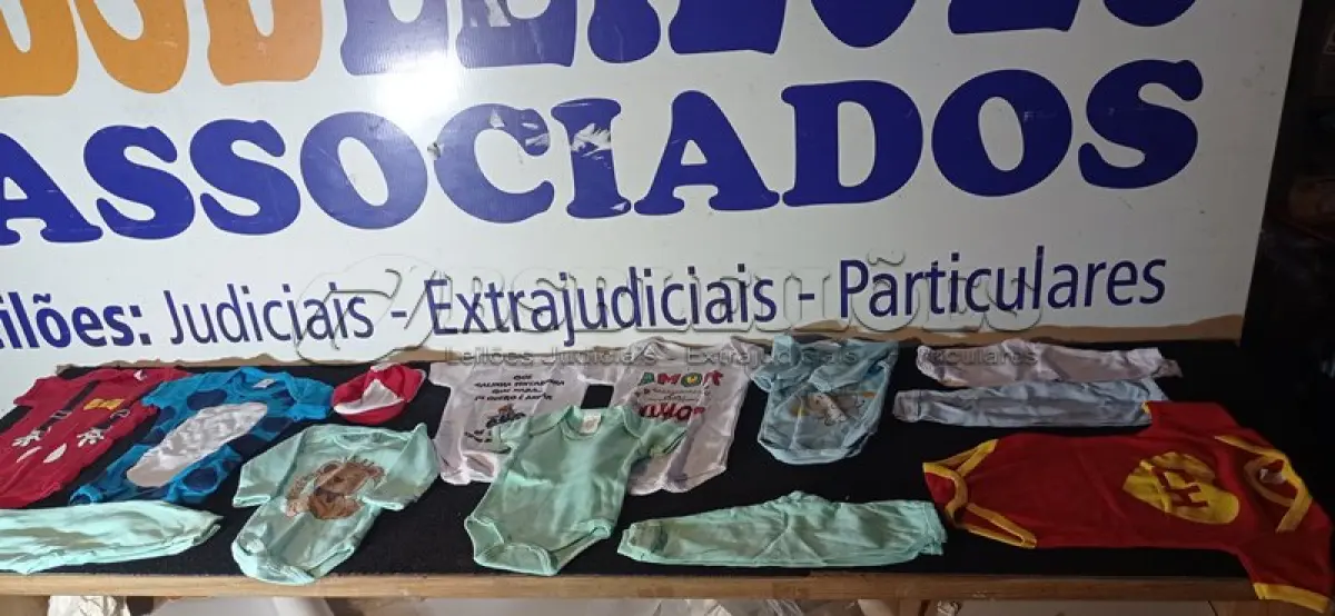 LOTE 052 - 30 – ITENS DE ENXOVAL INFANTIL (APROXIMADAMENTE) (NO ESTADO, NÃO SABEMOS SE FUNCIONA. LEILÃO NÃO TEM GARANTIA E NEM DEVOLUÇÃO, SUJEITO A POSSÍVEIS AVARIAS VISÍVEIS/OCULTAS E/OU AUSÊNCIA DE COMPONENTES)