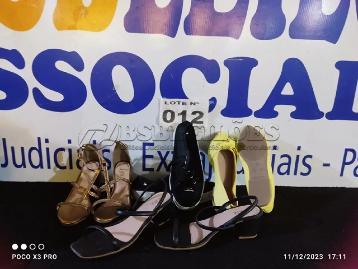 LOTE 012 - 04 – PARES DE CALÇADOS FEMININO Nº 37 (NO ESTADO, NÃO SABEMOS SE FUNCIONA. LEILÃO NÃO TEM GARANTIA E NEM DEVOLUÇÃO, SUJEITO A POSSÍVEIS AVARIAS VISÍVEIS/OCULTAS E/OU AUSÊNCIA DE COMPONENTES)