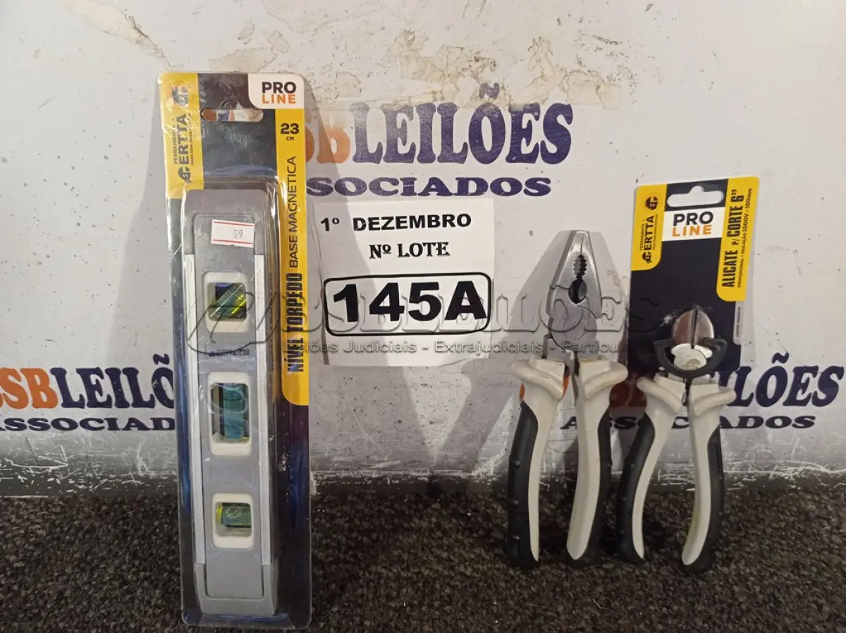 LOTE 145 - 01 NÍVEL DE MÃO, 01 ALICATE UNIVERSAL E 01 ALICATE DE CORTE 6”. (NO ESTADO) ATENÇÃO! FAZER A VISITAÇÃO ANTES DE ARREMATAR, NÃO SABEMOS SE FUNCIONA. LEILÃO NÃO TEM GARANTIA E NEM DEVOLUÇÃO, SUJEITO A POSSÍVEIS AVARIAS VISÍVEIS/OCULTAS E/OU AUSÊNCIA DE COMPONENTES.