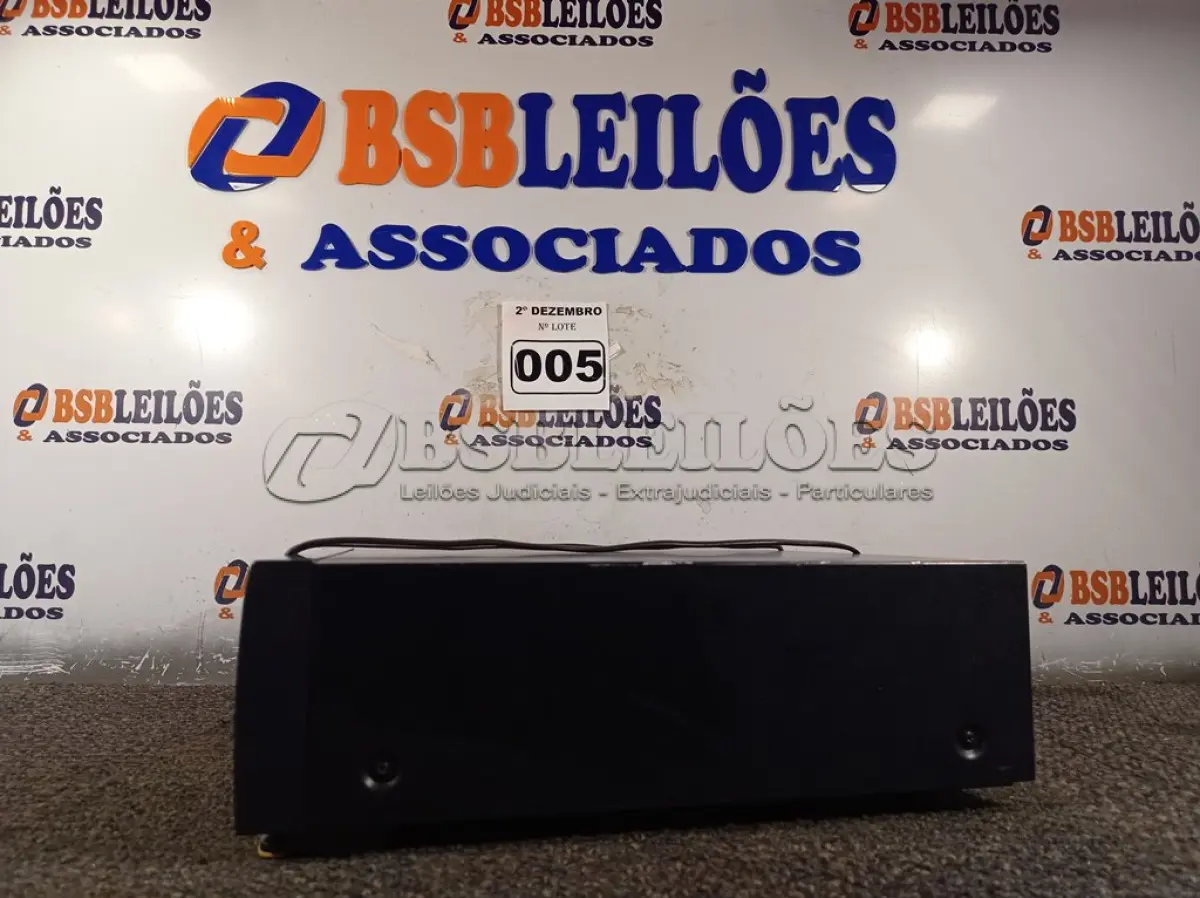 LOTE 005 - 01 APARELHO COMPACT DISC CHANGER MARCA GRADIENTE. (NO ESTADO) ATENÇÃO! FAZER A VISITAÇÃO ANTES DE ARREMATAR, NÃO SABEMOS SE FUNCIONA. LEILÃO NÃO TEM GARANTIA E NEM DEVOLUÇÃO, SUJEITO A POSSÍVEIS AVARIAS VISÍVEIS/OCULTAS E/OU AUSÊNCIA DE COMPONENTES.