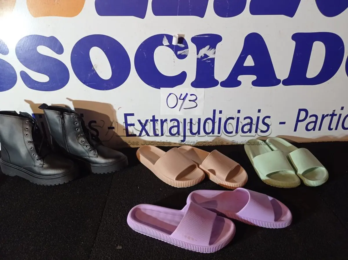 LOTE 043 - 04 – PARES DE CALÇADOS FEMININO Nº 37/38 (NO ESTADO, NÃO SABEMOS SE FUNCIONA. LEILÃO NÃO TEM GARANTIA E NEM DEVOLUÇÃO, SUJEITO A POSSÍVEIS AVARIAS VISÍVEIS/OCULTAS E/OU AUSÊNCIA DE COMPONENTES)