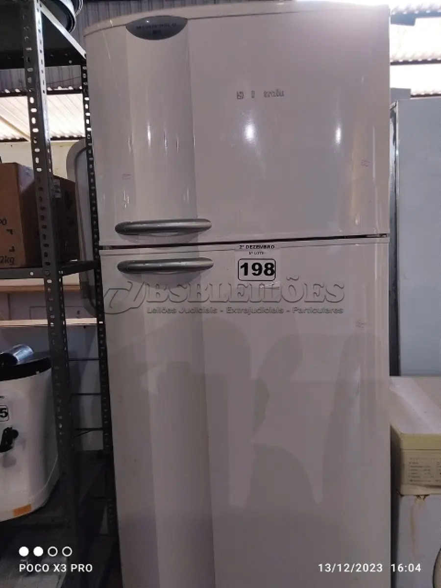 LOTE 198 - 01 GELADEIRA MARCA ELECTROLUX 220V. (NO ESTADO) ATENÇÃO! FAZER A VISITAÇÃO ANTES DE ARREMATAR, NÃO SABEMOS SE FUNCIONA. LEILÃO NÃO TEM GARANTIA E NEM DEVOLUÇÃO, SUJEITO A POSSÍVEIS AVARIAS VISÍVEIS/OCULTAS E/OU AUSÊNCIA DE COMPONENTES.