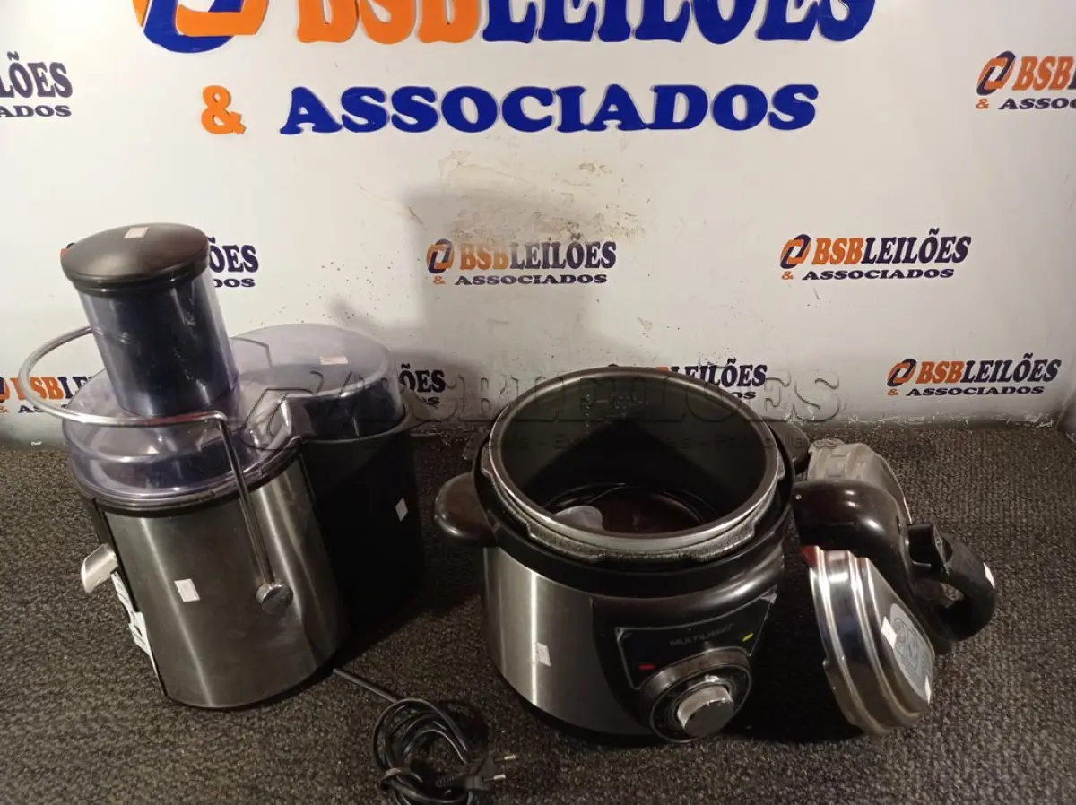 LOTE 031 - 01 PANELA ELÉTRICA DE FAZER ARROZ E 01 EXTRATOR DE SUCOS. (NO ESTADO) ATENÇÃO! FAZER A VISITAÇÃO ANTES DE ARREMATAR, NÃO SABEMOS SE FUNCIONA. LEILÃO NÃO TEM GARANTIA E NEM DEVOLUÇÃO, SUJEITO A POSSÍVEIS AVARIAS VISÍVEIS/OCULTAS E/OU AUSÊNCIA DE COMPONENTES.