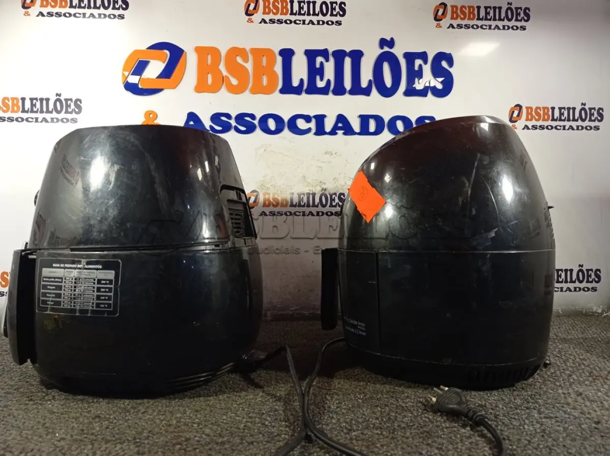 LOTE 006 - 02 FRITADEIRAS AIR FRY MARCAS E MODELOS DIVERSOS. (NO ESTADO) ATENÇÃO! FAZER A VISITAÇÃO ANTES DE ARREMATAR, NÃO SABEMOS SE FUNCIONA. LEILÃO NÃO TEM GARANTIA E NEM DEVOLUÇÃO, SUJEITO A POSSÍVEIS AVARIAS VISÍVEIS/OCULTAS E/OU AUSÊNCIA DE COMPONENTES.