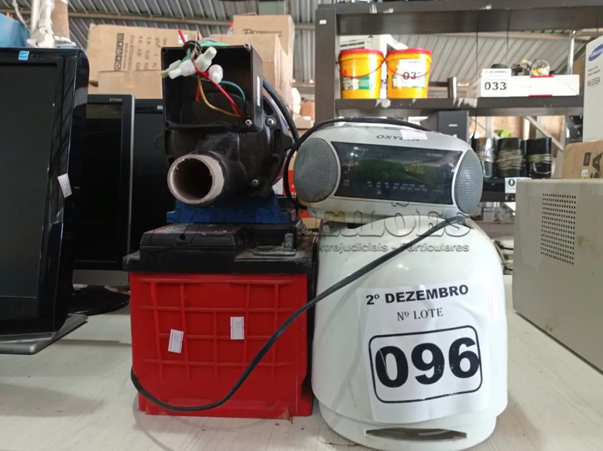 LOTE 096 - 01 TRITURADOR DE RESÍDUOS DE ALIMENTOS, 02 BASES DE LIQUIDIFICADOR, 01 TORRADEIRA, 01 BOMBA D’AGUA E 01 SUCATA DE BATERIA ESTACIONARIA. (NO ESTADO) ATENÇÃO! FAZER A VISITAÇÃO ANTES DE ARREMATAR, NÃO SABEMOS SE FUNCIONA. LEILÃO NÃO TEM GARANTIA E NEM DEVOLUÇÃO, SUJEITO A POSSÍVEIS AVARIAS VISÍVEIS/OCULTAS E/OU AUSÊNCIA DE COMPONENTES.