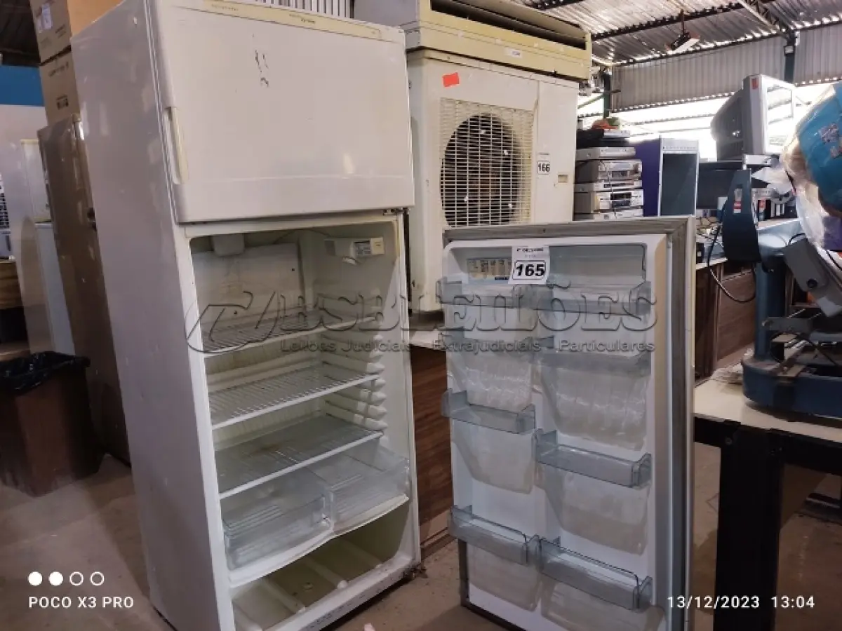 LOTE 165 - 01 GELADEIRA MARCA BRASTEMP 220V. (NO ESTADO) ATENÇÃO! FAZER A VISITAÇÃO ANTES DE ARREMATAR, NÃO SABEMOS SE FUNCIONA. LEILÃO NÃO TEM GARANTIA E NEM DEVOLUÇÃO, SUJEITO A POSSÍVEIS AVARIAS VISÍVEIS/OCULTAS E/OU AUSÊNCIA DE COMPONENTES.