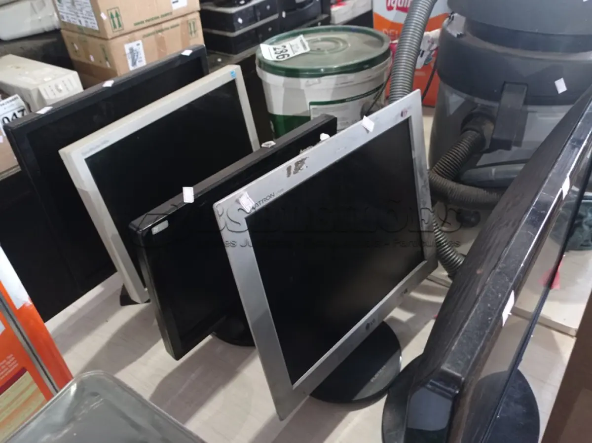 LOTE 092 - 05 MONITORES MARCAS E MODELOS DIVERSOS. (NO ESTADO) ATENÇÃO! FAZER A VISITAÇÃO ANTES DE ARREMATAR, NÃO SABEMOS SE FUNCIONA. LEILÃO NÃO TEM GARANTIA E NEM DEVOLUÇÃO, SUJEITO A POSSÍVEIS AVARIAS VISÍVEIS/OCULTAS E/OU AUSÊNCIA DE COMPONENTES.