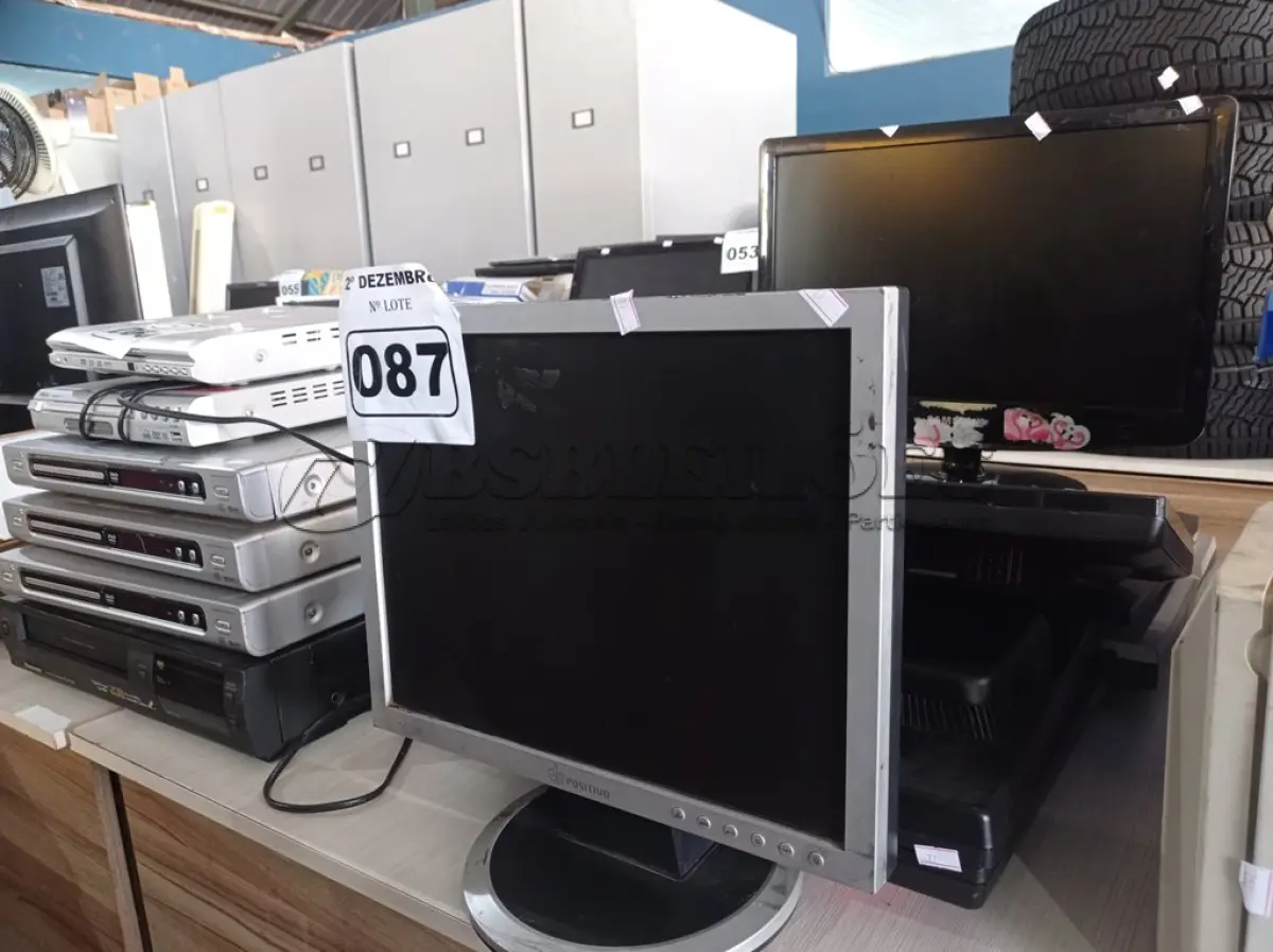 LOTE 087 - 06 MONITORES MARCAS E MODELOS DIVERSOS. (NO ESTADO) ATENÇÃO! FAZER A VISITAÇÃO ANTES DE ARREMATAR, NÃO SABEMOS SE FUNCIONA. LEILÃO NÃO TEM GARANTIA E NEM DEVOLUÇÃO, SUJEITO A POSSÍVEIS AVARIAS VISÍVEIS/OCULTAS E/OU AUSÊNCIA DE COMPONENTES.