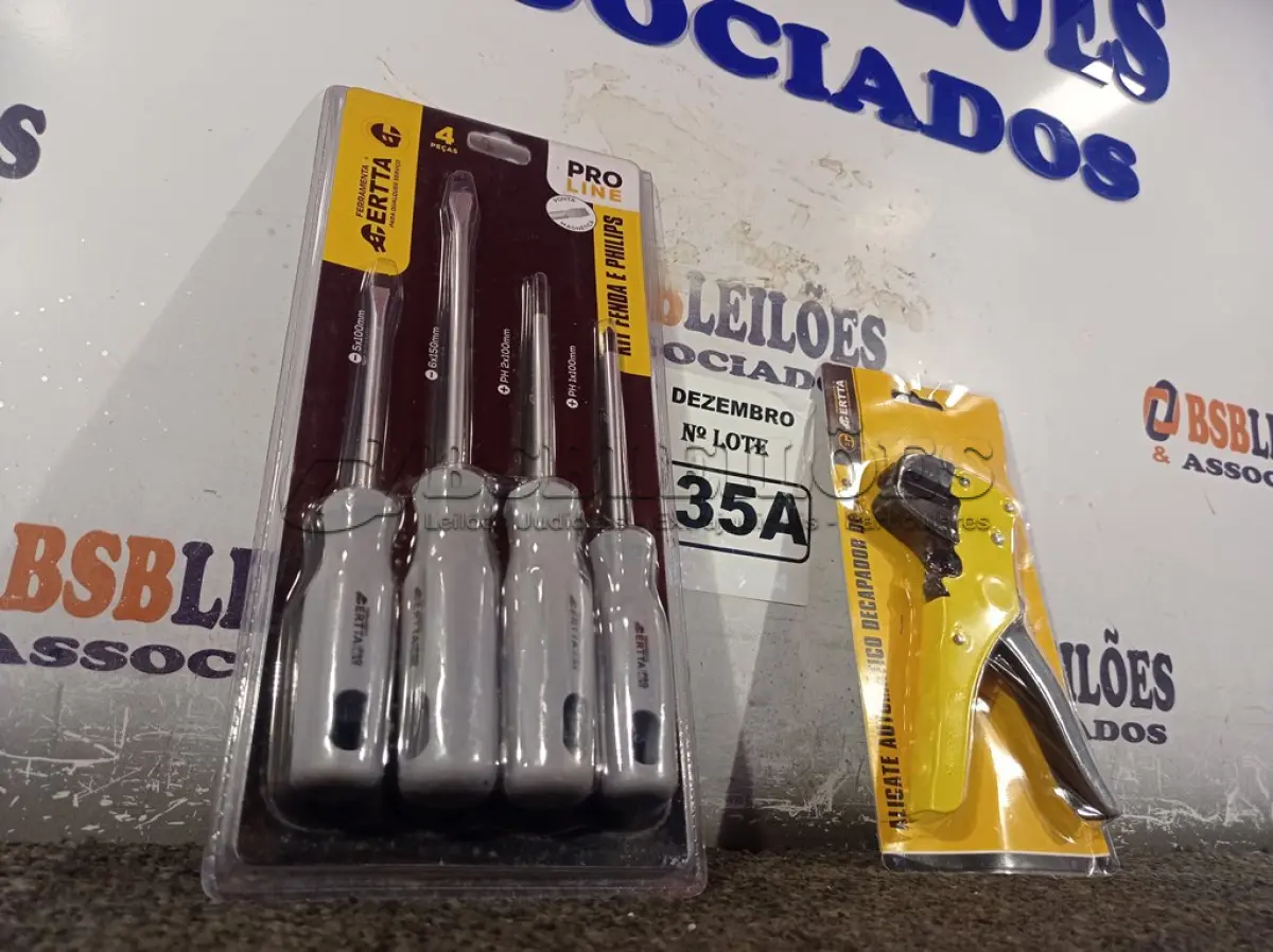 LOTE 135 - 01 KIT DE CHAVES FENDA/PHILIPS E 01 DECAPADOR DE FIOS. (NO ESTADO) ATENÇÃO! FAZER A VISITAÇÃO ANTES DE ARREMATAR, NÃO SABEMOS SE FUNCIONA. LEILÃO NÃO TEM GARANTIA E NEM DEVOLUÇÃO, SUJEITO A POSSÍVEIS AVARIAS VISÍVEIS/OCULTAS E/OU AUSÊNCIA DE COMPONENTES.