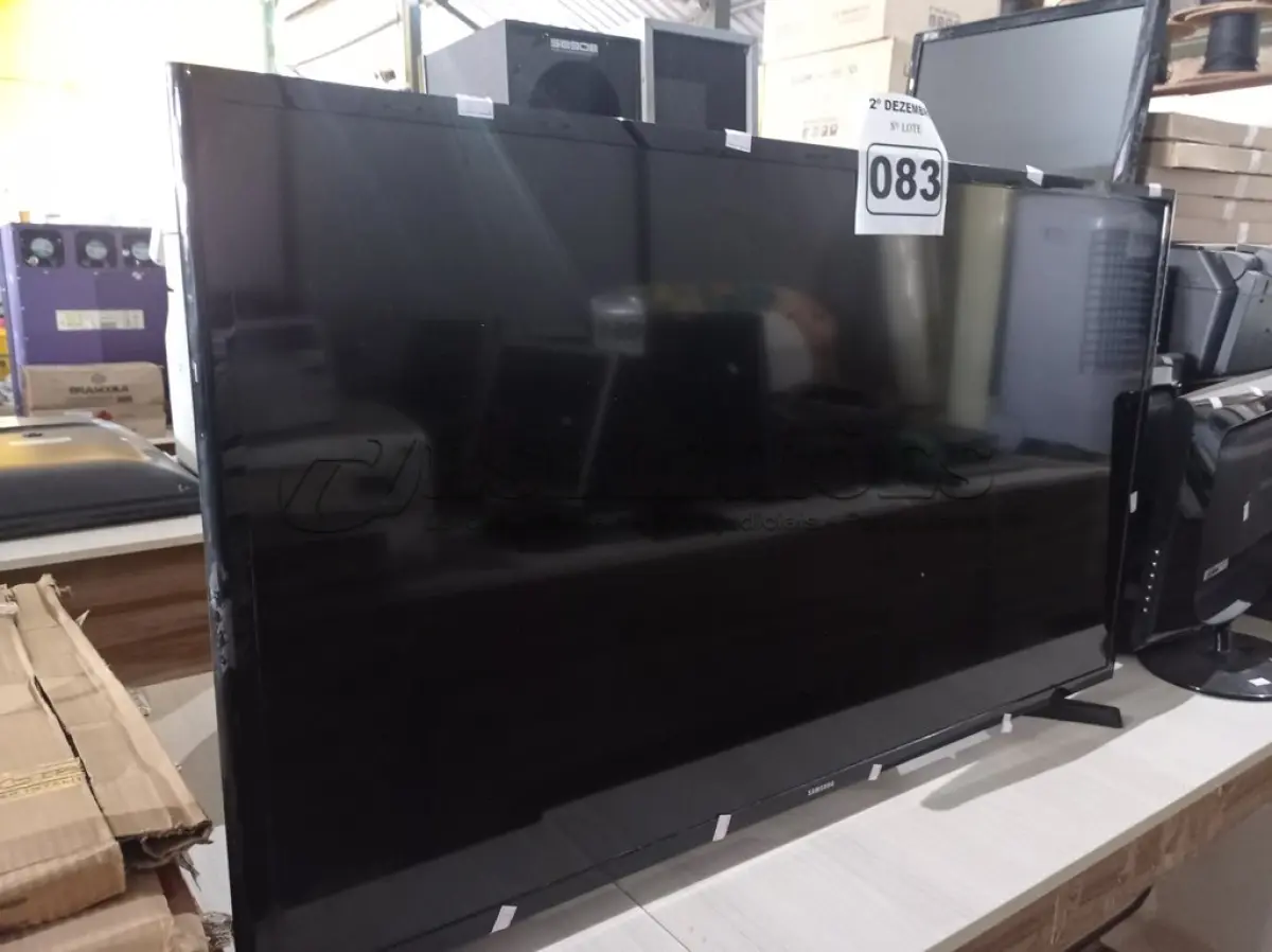 LOTE 083 - 01 TV SAMSUNG 40” POL PARA RETIRADA DE PEÇAS. (NO ESTADO) ATENÇÃO! FAZER A VISITAÇÃO ANTES DE ARREMATAR, NÃO SABEMOS SE FUNCIONA. LEILÃO NÃO TEM GARANTIA E NEM DEVOLUÇÃO, SUJEITO A POSSÍVEIS AVARIAS VISÍVEIS/OCULTAS E/OU AUSÊNCIA DE COMPONENTES.