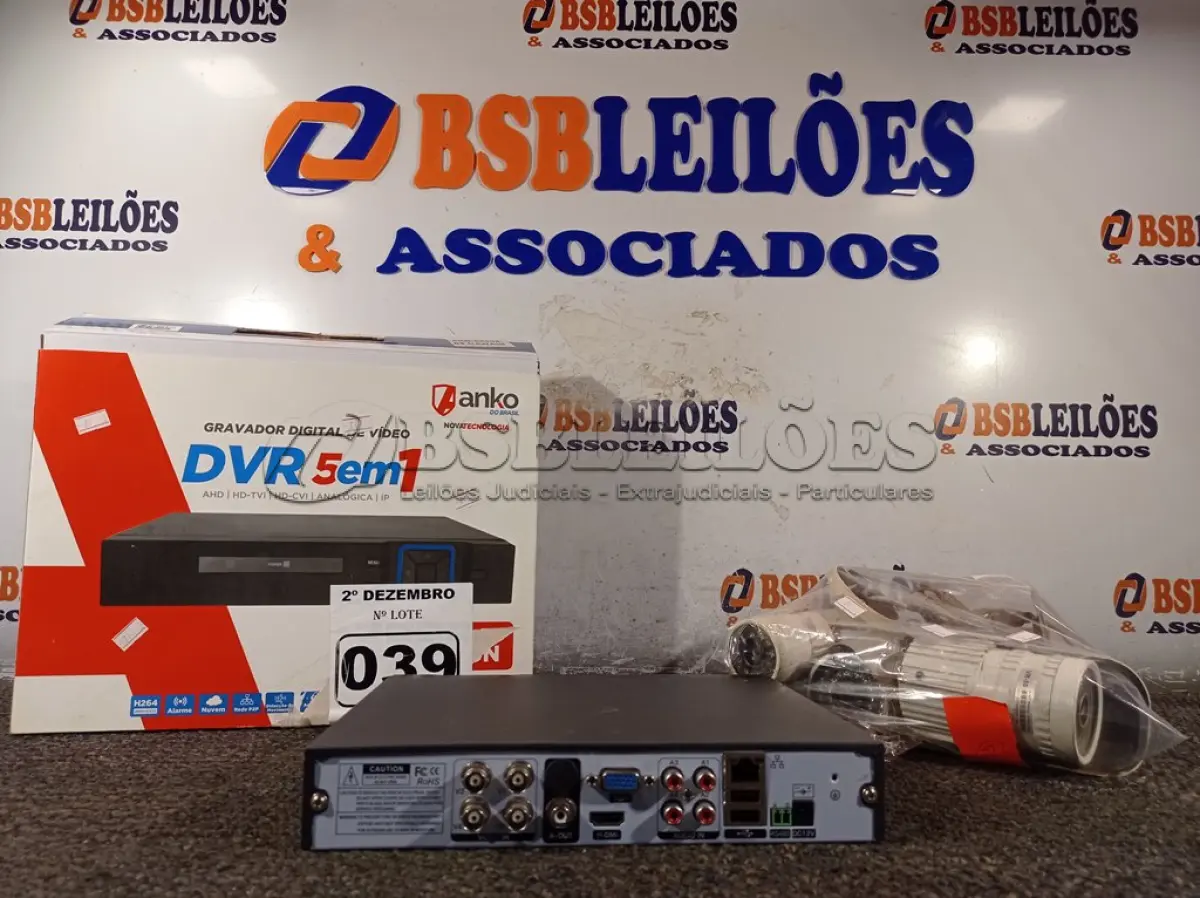 LOTE 039 - 01 DVR E 03 CÂMERAS DE SEGURANÇA. (NO ESTADO) ATENÇÃO! FAZER A VISITAÇÃO ANTES DE ARREMATAR, NÃO SABEMOS SE FUNCIONA. LEILÃO NÃO TEM GARANTIA E NEM DEVOLUÇÃO, SUJEITO A POSSÍVEIS AVARIAS VISÍVEIS/OCULTAS E/OU AUSÊNCIA DE COMPONENTES.