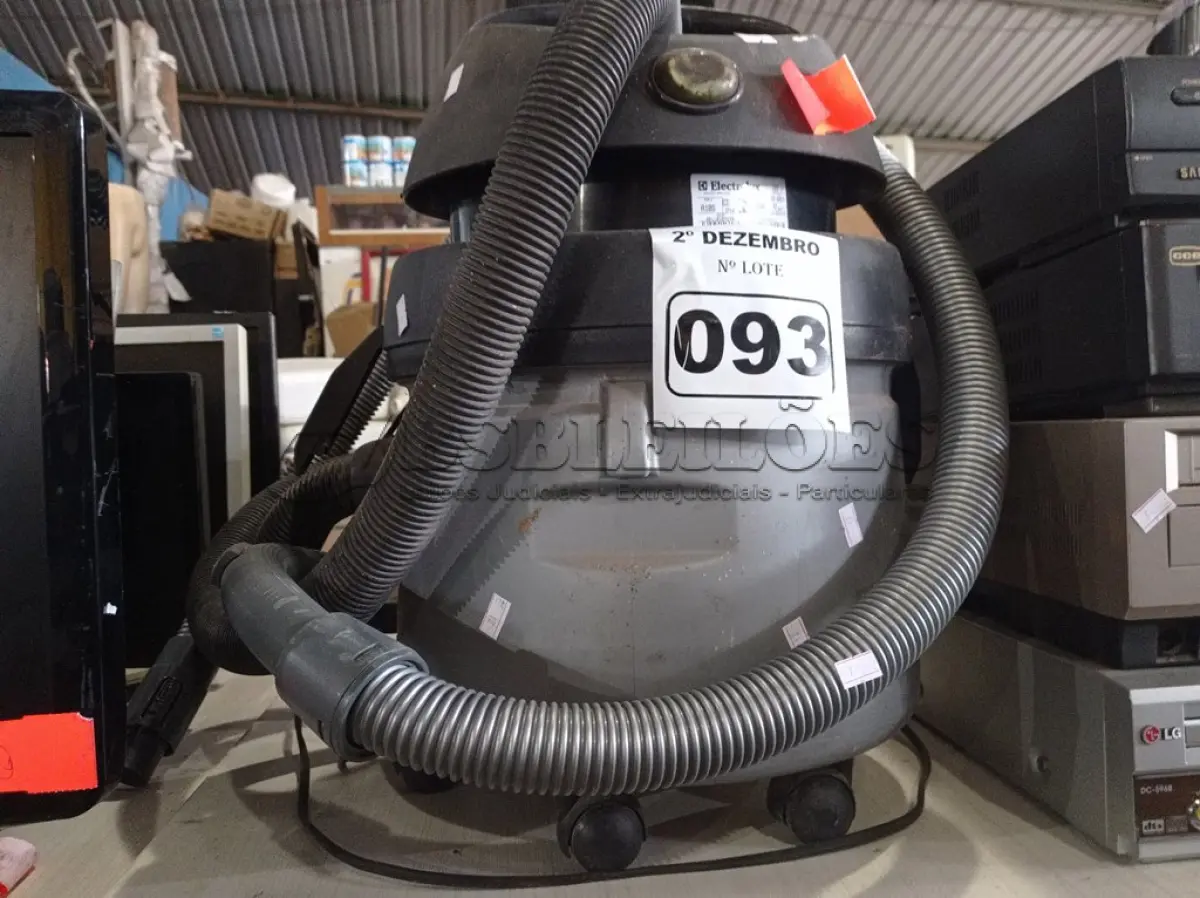 LOTE 093 - 01 ASPIRADOR DE PÓ MARCA ELECTROLUX 220V. (NO ESTADO) ATENÇÃO! FAZER A VISITAÇÃO ANTES DE ARREMATAR, NÃO SABEMOS SE FUNCIONA. LEILÃO NÃO TEM GARANTIA E NEM DEVOLUÇÃO, SUJEITO A POSSÍVEIS AVARIAS VISÍVEIS/OCULTAS E/OU AUSÊNCIA DE COMPONENTES.