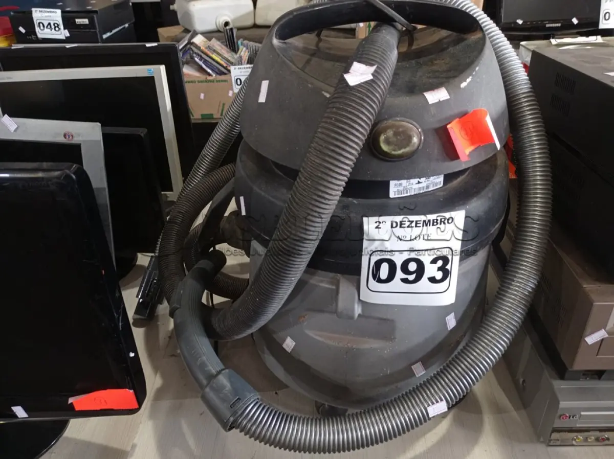 LOTE 093 - 01 ASPIRADOR DE PÓ MARCA ELECTROLUX 220V. (NO ESTADO) ATENÇÃO! FAZER A VISITAÇÃO ANTES DE ARREMATAR, NÃO SABEMOS SE FUNCIONA. LEILÃO NÃO TEM GARANTIA E NEM DEVOLUÇÃO, SUJEITO A POSSÍVEIS AVARIAS VISÍVEIS/OCULTAS E/OU AUSÊNCIA DE COMPONENTES.