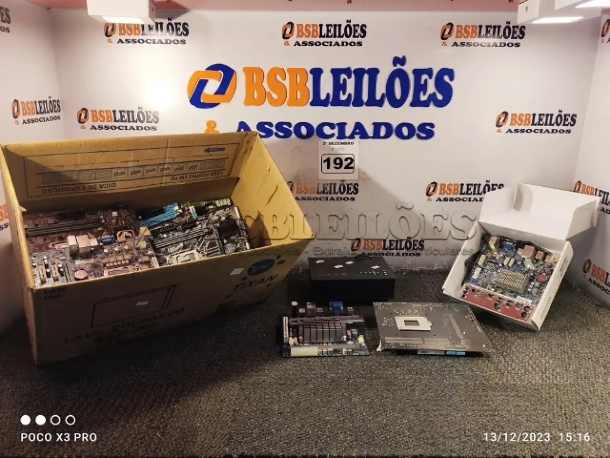 LOTE 192 - 01 PROJETOR MULTIMIDIA E VÁRIAS PLACAS MÃE MARCAS E MODELOS DIVERSOS. (NO ESTADO) ATENÇÃO! FAZER A VISITAÇÃO ANTES DE ARREMATAR, NÃO SABEMOS SE FUNCIONA. LEILÃO NÃO TEM GARANTIA E NEM DEVOLUÇÃO, SUJEITO A POSSÍVEIS AVARIAS VISÍVEIS/OCULTAS E/OU AUSÊNCIA DE COMPONENTES.