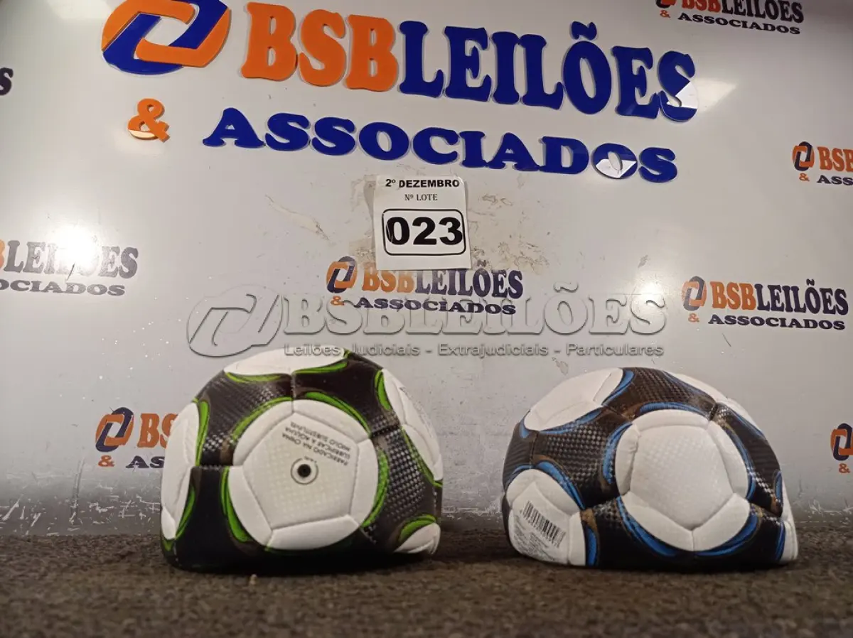 LOTE 023 - 02 BOLAS DE FUTEBOL. (NO ESTADO) ATENÇÃO! FAZER A VISITAÇÃO ANTES DE ARREMATAR, NÃO SABEMOS SE FUNCIONA. LEILÃO NÃO TEM GARANTIA E NEM DEVOLUÇÃO, SUJEITO A POSSÍVEIS AVARIAS VISÍVEIS/OCULTAS E/OU AUSÊNCIA DE COMPONENTES.