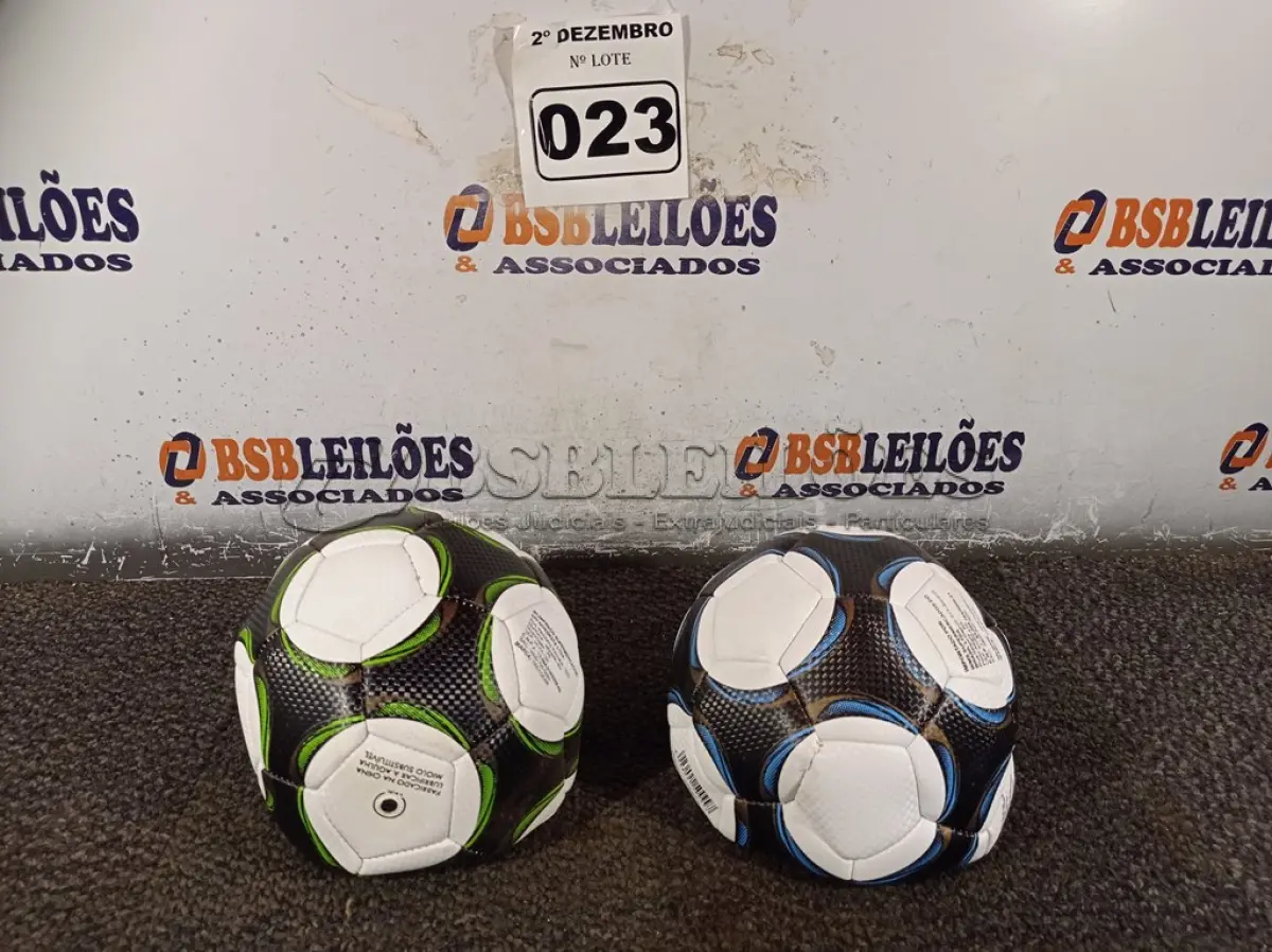 LOTE 023 - 02 BOLAS DE FUTEBOL. (NO ESTADO) ATENÇÃO! FAZER A VISITAÇÃO ANTES DE ARREMATAR, NÃO SABEMOS SE FUNCIONA. LEILÃO NÃO TEM GARANTIA E NEM DEVOLUÇÃO, SUJEITO A POSSÍVEIS AVARIAS VISÍVEIS/OCULTAS E/OU AUSÊNCIA DE COMPONENTES.