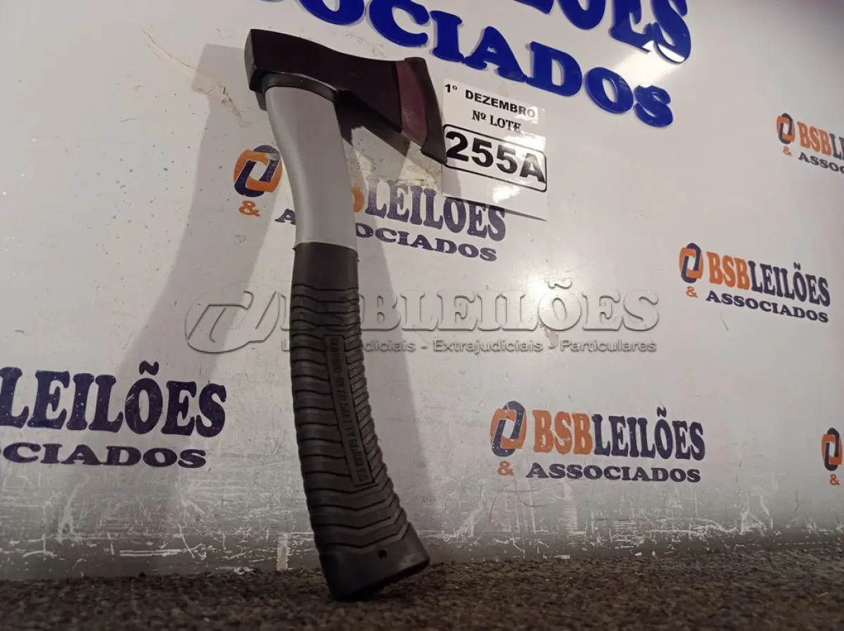 LOTE 255 - 01 MACHADINHA CAÇA E PESCA COM CABO EMBORRACHADO. (NO ESTADO) ATENÇÃO! FAZER A VISITAÇÃO ANTES DE ARREMATAR, NÃO SABEMOS SE FUNCIONA. LEILÃO NÃO TEM GARANTIA E NEM DEVOLUÇÃO, SUJEITO A POSSÍVEIS AVARIAS VISÍVEIS/OCULTAS E/OU AUSÊNCIA DE COMPONENTES.