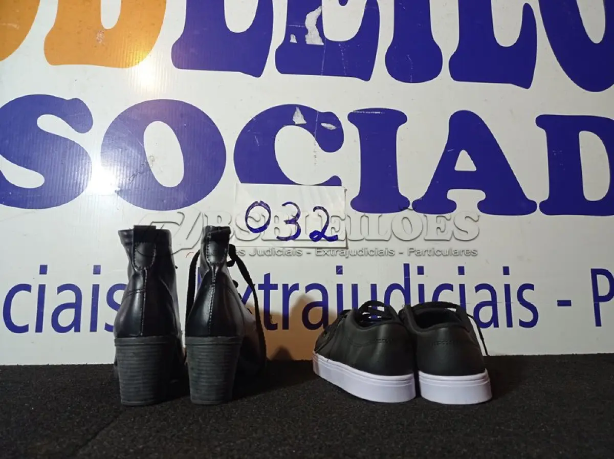 LOTE 032 - 02 – PARES DE CALÇADOS FEMININO Nº 37 (NO ESTADO, NÃO SABEMOS SE FUNCIONA. LEILÃO NÃO TEM GARANTIA E NEM DEVOLUÇÃO, SUJEITO A POSSÍVEIS AVARIAS VISÍVEIS/OCULTAS E/OU AUSÊNCIA DE COMPONENTES)