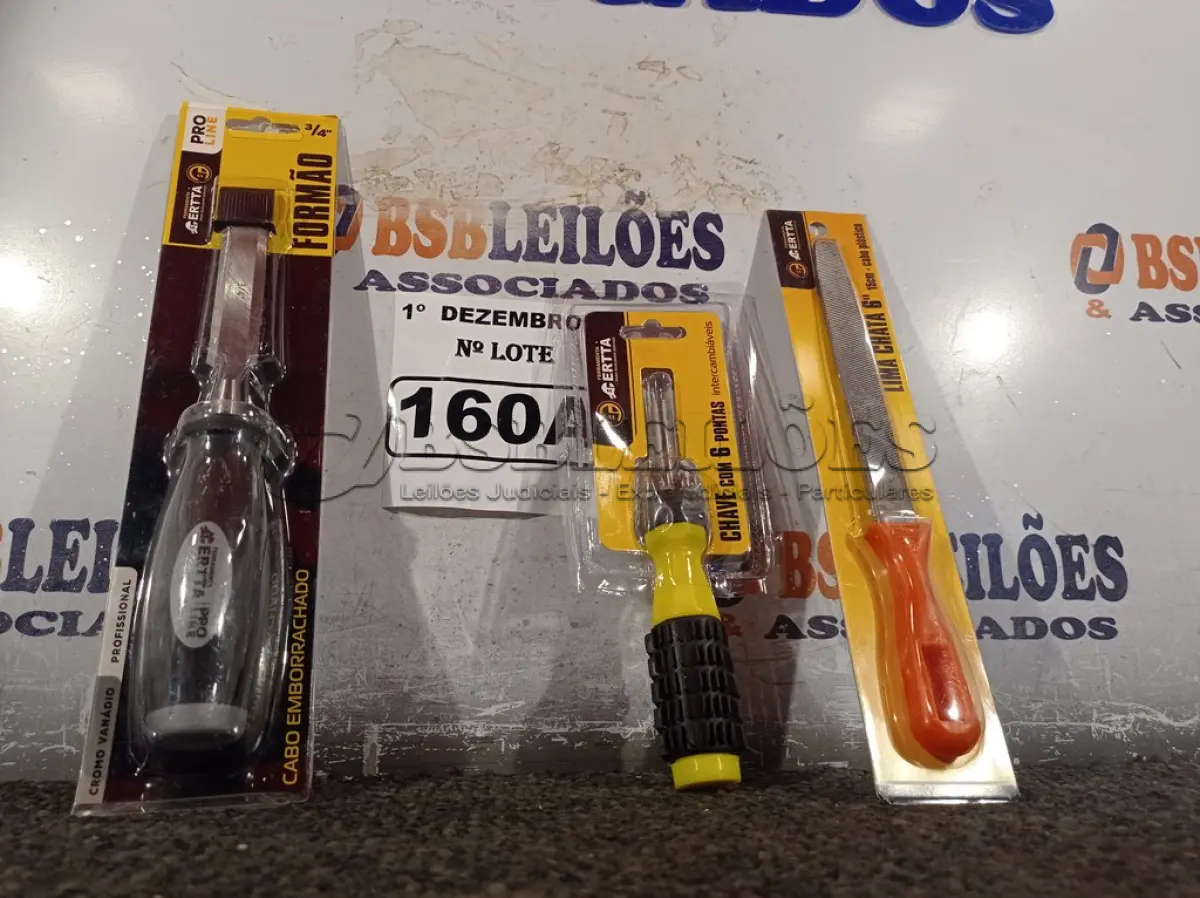 LOTE 160 - 01 FORMÃO, 01 LIMA CHATA 6” E 01 CHAVE COM 06 PONTAS INTERCAMBIÁVEIS. (NO ESTADO) ATENÇÃO! FAZER A VISITAÇÃO ANTES DE ARREMATAR, NÃO SABEMOS SE FUNCIONA. LEILÃO NÃO TEM GARANTIA E NEM DEVOLUÇÃO, SUJEITO A POSSÍVEIS AVARIAS VISÍVEIS/OCULTAS E/OU AUSÊNCIA DE COMPONENTES.