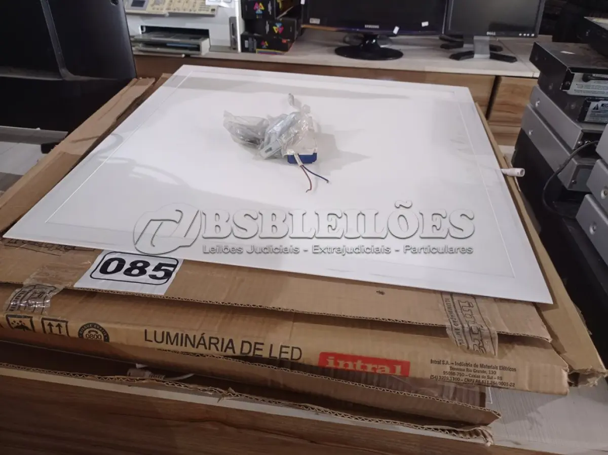 LOTE 085 - 05 LUMINÁRIAS DE LED DE EMBUTIR. (NO ESTADO) ATENÇÃO! FAZER A VISITAÇÃO ANTES DE ARREMATAR, NÃO SABEMOS SE FUNCIONA. LEILÃO NÃO TEM GARANTIA E NEM DEVOLUÇÃO, SUJEITO A POSSÍVEIS AVARIAS VISÍVEIS/OCULTAS E/OU AUSÊNCIA DE COMPONENTES.