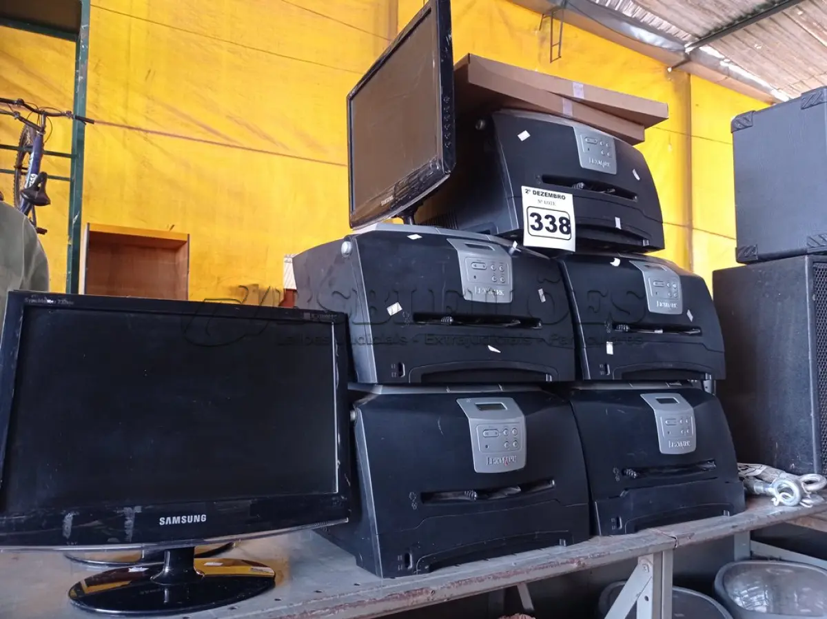 LOTE 338 - 05 IMPRESSORAS LEXMARK E342N, 02 TECLADOS PARA PC E 03 MONITORES MARCAS E MODELOS DIVERSOS. (NO ESTADO) ATENÇÃO! FAZER A VISITAÇÃO ANTES DE ARREMATAR, NÃO SABEMOS SE FUNCIONA. LEILÃO NÃO TEM GARANTIA E NEM DEVOLUÇÃO, SUJEITO A POSSÍVEIS AVARIAS VISÍVEIS/OCULTAS E/OU AUSÊNCIA DE COMPONENTES.