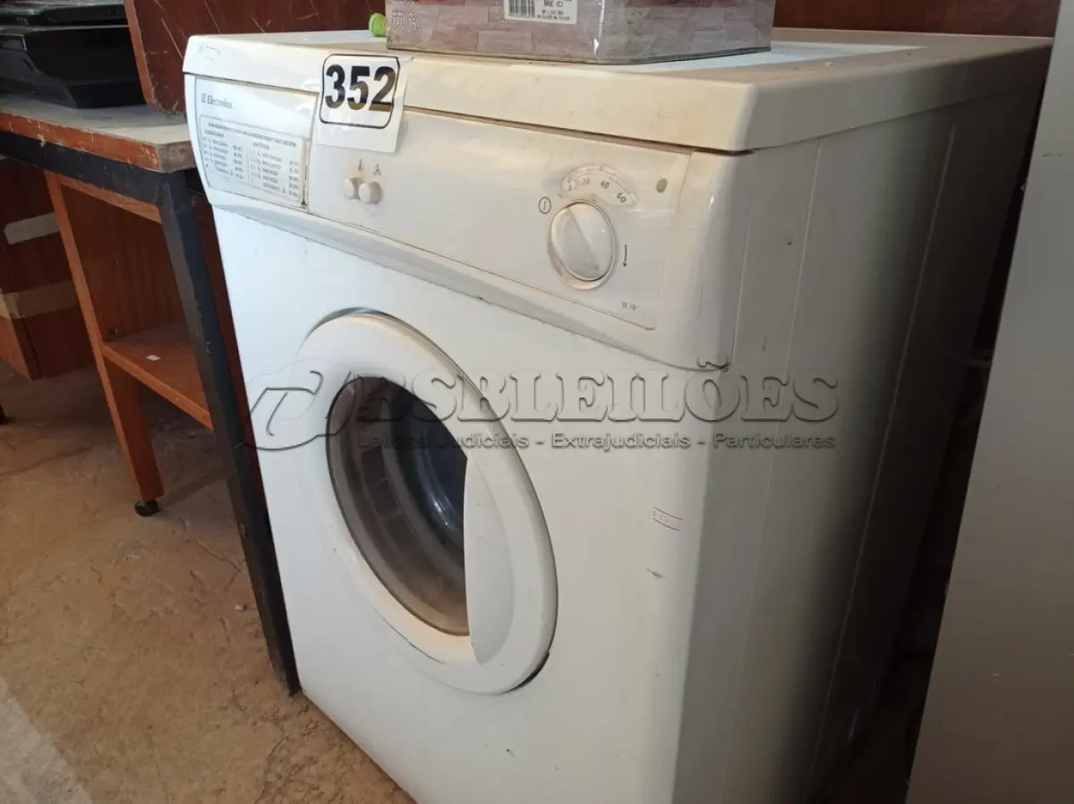 LOTE 352 - 01 MÁQUINA DE LAVAR ROUPAS MARCA ELECTROLUX. (NO ESTADO) ATENÇÃO! FAZER A VISITAÇÃO ANTES DE ARREMATAR, NÃO SABEMOS SE FUNCIONA. LEILÃO NÃO TEM GARANTIA E NEM DEVOLUÇÃO, SUJEITO A POSSÍVEIS AVARIAS VISÍVEIS/OCULTAS E/OU AUSÊNCIA DE COMPONENTES.