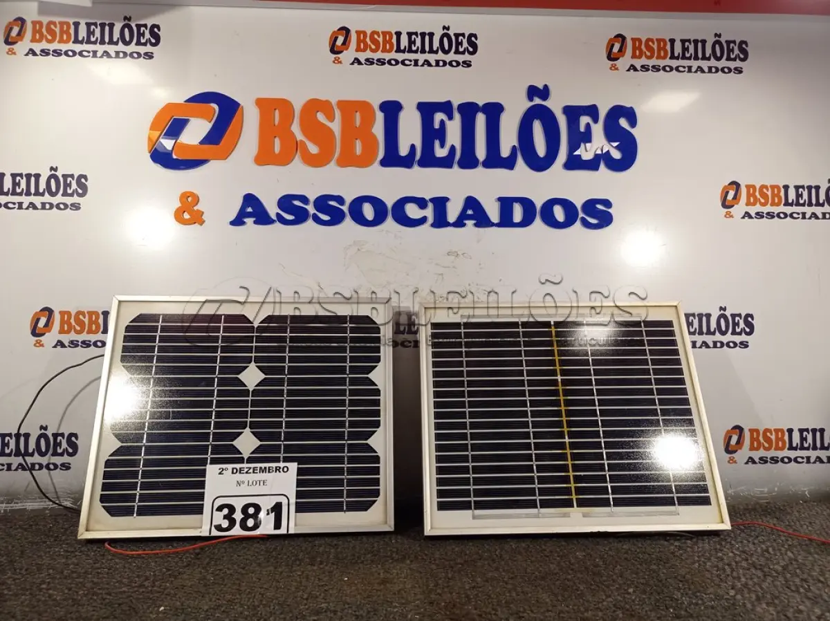 LOTE 381 - 02 PAINÉIS SOLARES 18V 10W.  (NO ESTADO) ATENÇÃO! FAZER A VISITAÇÃO ANTES DE ARREMATAR, NÃO SABEMOS SE FUNCIONA. LEILÃO NÃO TEM GARANTIA E NEM DEVOLUÇÃO, SUJEITO A POSSÍVEIS AVARIAS VISÍVEIS/OCULTAS E/OU AUSÊNCIA DE COMPONENTES.