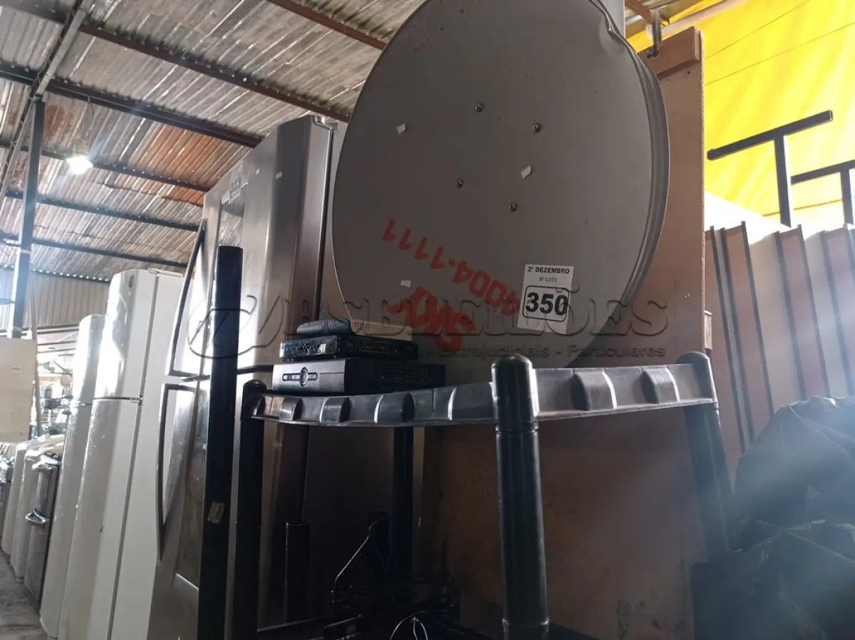 LOTE 350 - 01 ESTANTE MODULAR, 03 BASES DE POSTE PARA JARDIM, 02 SUPORTES DE FERRO, 01 PEITO DE AÇO, 20 LITROS DE PRAGUICIDA E 01 ANTENA DA SKY COM AVARIAS. (NO ESTADO) ATENÇÃO! FAZER A VISITAÇÃO ANTES DE ARREMATAR, NÃO SABEMOS SE FUNCIONA. LEILÃO NÃO TEM GARANTIA E NEM DEVOLUÇÃO, SUJEITO A POSSÍVEIS AVARIAS VISÍVEIS/OCULTAS E/OU AUSÊNCIA DE COMPONENTES.