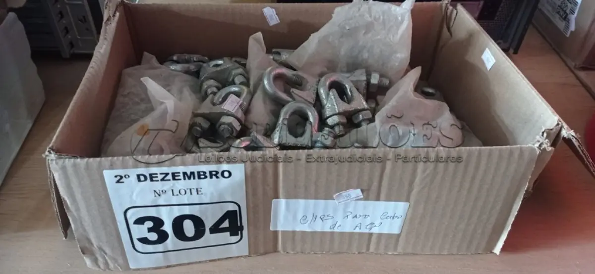 LOTE 304 - 01 LOTE COM VÁRIOS CLIPS PARA CABO DE AÇO 3/8”. (NO ESTADO) ATENÇÃO! FAZER A VISITAÇÃO ANTES DE ARREMATAR, NÃO SABEMOS SE FUNCIONA. LEILÃO NÃO TEM GARANTIA E NEM DEVOLUÇÃO, SUJEITO A POSSÍVEIS AVARIAS VISÍVEIS/OCULTAS E/OU AUSÊNCIA DE COMPONENTES.