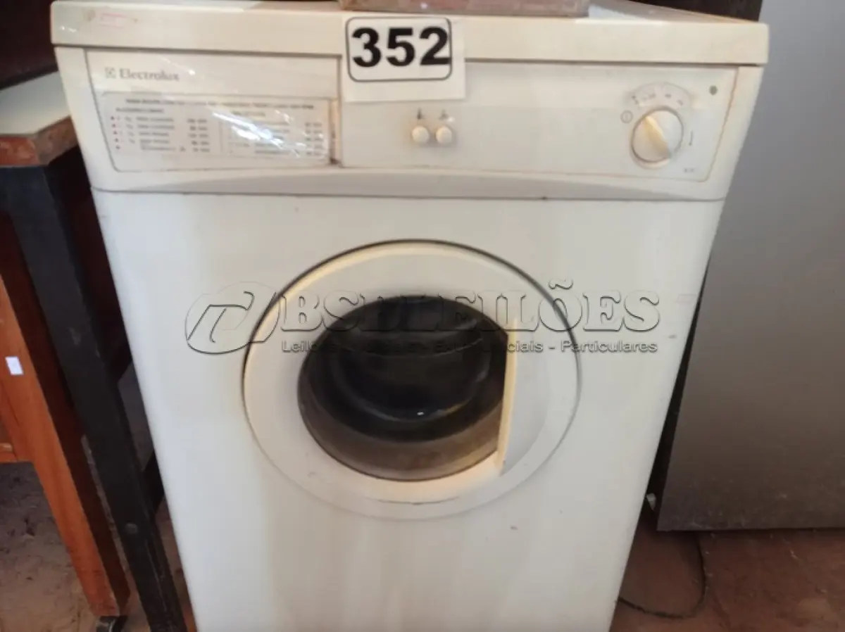 LOTE 352 - 01 MÁQUINA DE LAVAR ROUPAS MARCA ELECTROLUX. (NO ESTADO) ATENÇÃO! FAZER A VISITAÇÃO ANTES DE ARREMATAR, NÃO SABEMOS SE FUNCIONA. LEILÃO NÃO TEM GARANTIA E NEM DEVOLUÇÃO, SUJEITO A POSSÍVEIS AVARIAS VISÍVEIS/OCULTAS E/OU AUSÊNCIA DE COMPONENTES.