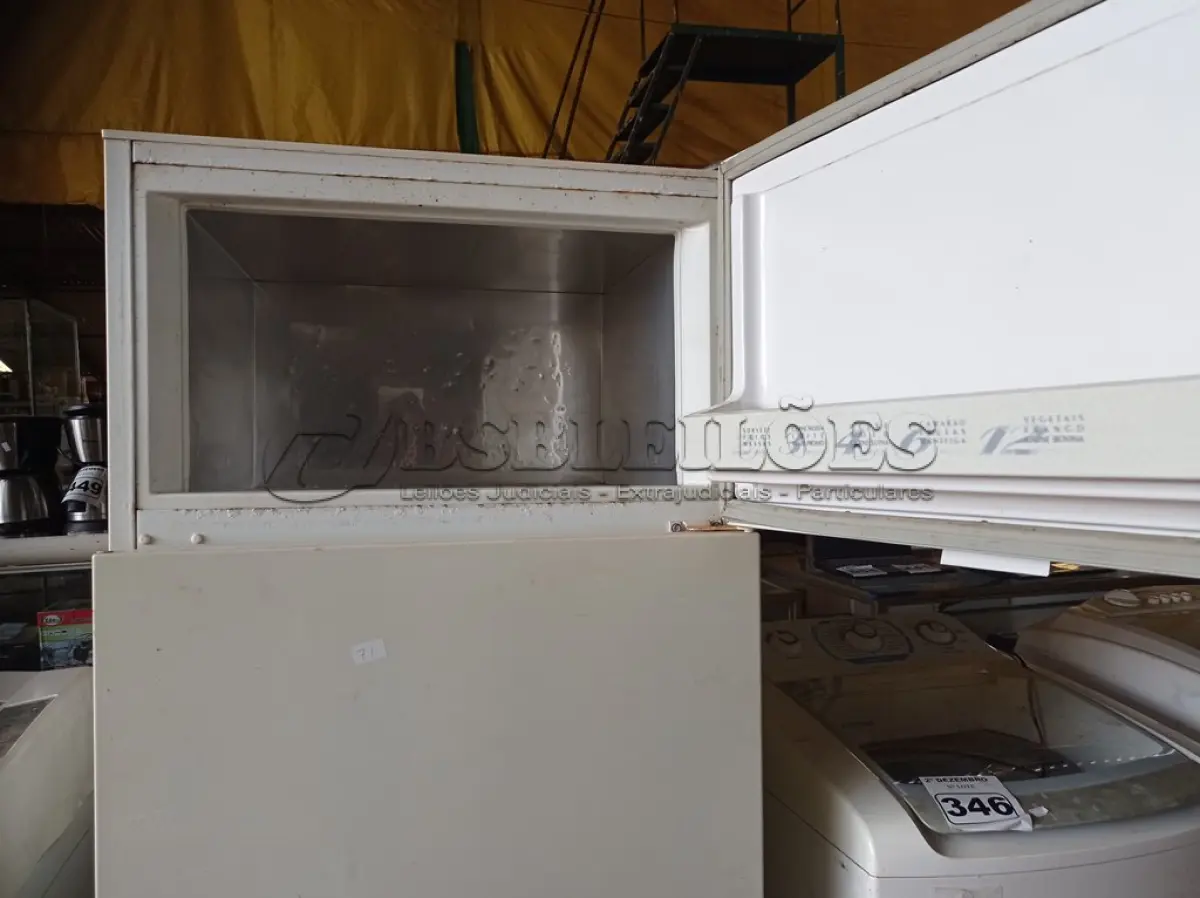 LOTE 347 - 01 GELADEIRA MARCA BRASTEMP 220V. (NO ESTADO) ATENÇÃO! FAZER A VISITAÇÃO ANTES DE ARREMATAR, NÃO SABEMOS SE FUNCIONA. LEILÃO NÃO TEM GARANTIA E NEM DEVOLUÇÃO, SUJEITO A POSSÍVEIS AVARIAS VISÍVEIS/OCULTAS E/OU AUSÊNCIA DE COMPONENTES.