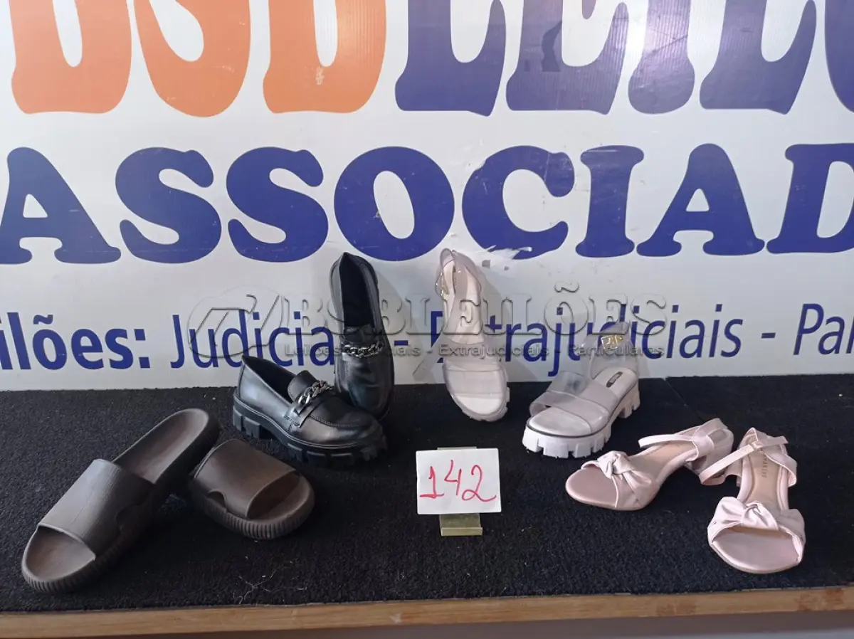 LOTE 142 - 04 – PARES DE CALÇADOS FEMININO Nº 38 (NO ESTADO, NÃO SABEMOS SE FUNCIONA. LEILÃO NÃO TEM GARANTIA E NEM DEVOLUÇÃO, SUJEITO A POSSÍVEIS AVARIAS VISÍVEIS/OCULTAS E/OU AUSÊNCIA DE COMPONENTES)