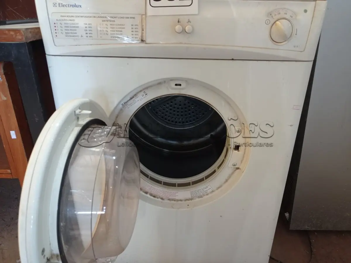 LOTE 352 - 01 MÁQUINA DE LAVAR ROUPAS MARCA ELECTROLUX. (NO ESTADO) ATENÇÃO! FAZER A VISITAÇÃO ANTES DE ARREMATAR, NÃO SABEMOS SE FUNCIONA. LEILÃO NÃO TEM GARANTIA E NEM DEVOLUÇÃO, SUJEITO A POSSÍVEIS AVARIAS VISÍVEIS/OCULTAS E/OU AUSÊNCIA DE COMPONENTES.